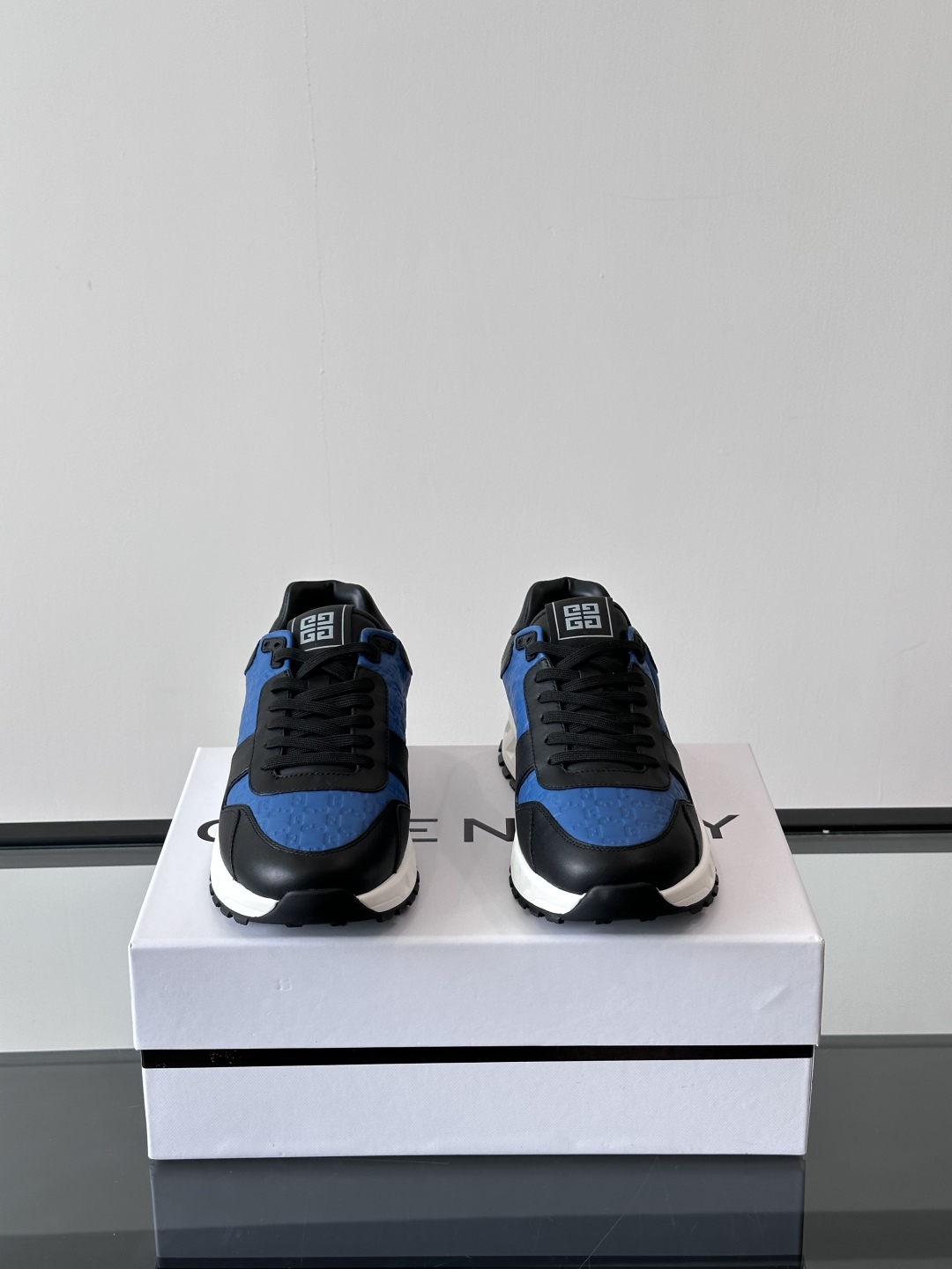 Givench*.纪梵希休闲运动鞋👞，采用进口小牛皮打造，鞋身印有纪梵希logo，内里小牛皮 舒适度高！