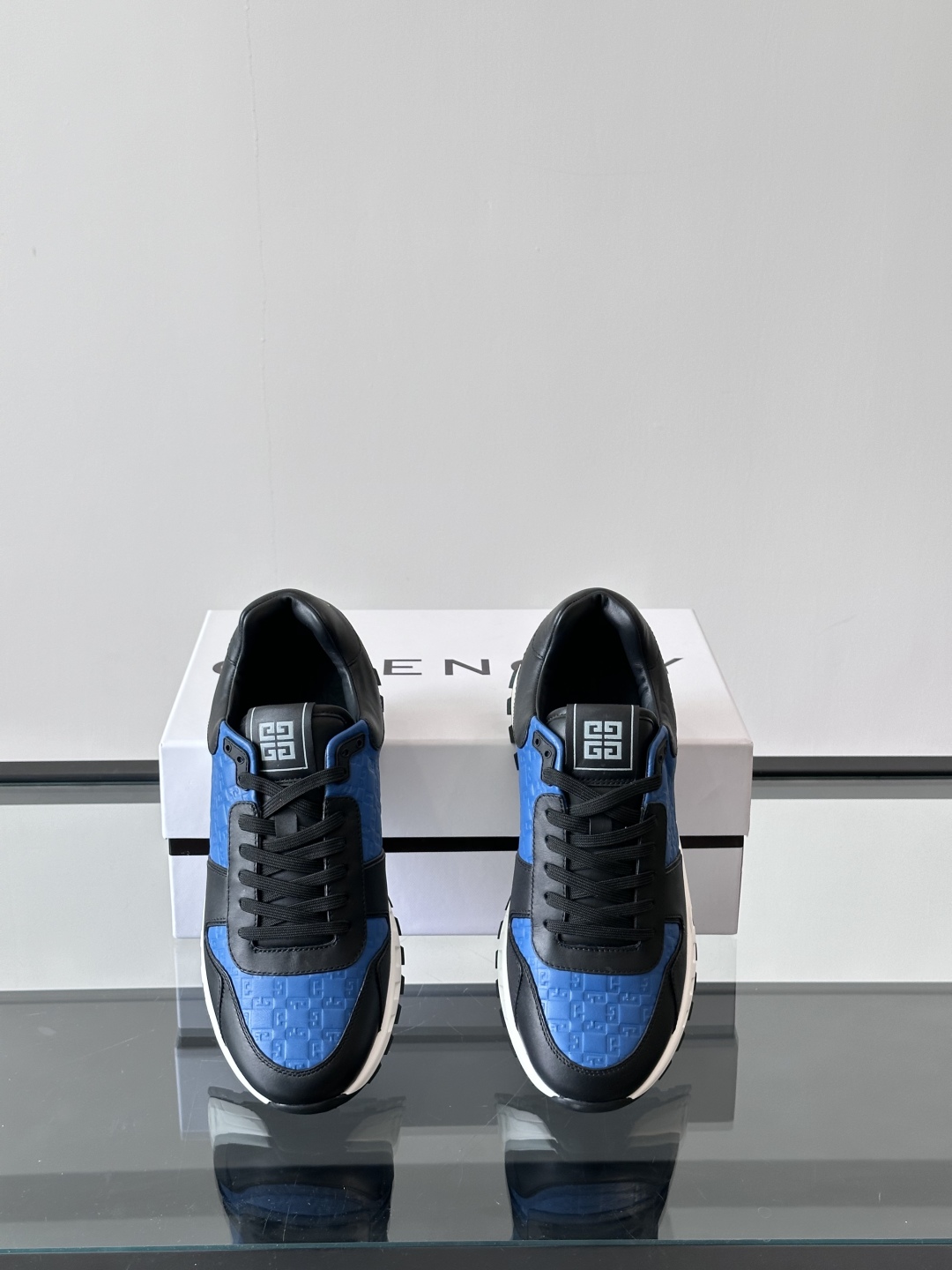 Givench*.纪梵希休闲运动鞋👞，采用进口小牛皮打造，鞋身印有纪梵希logo，内里小牛皮 舒适度高！