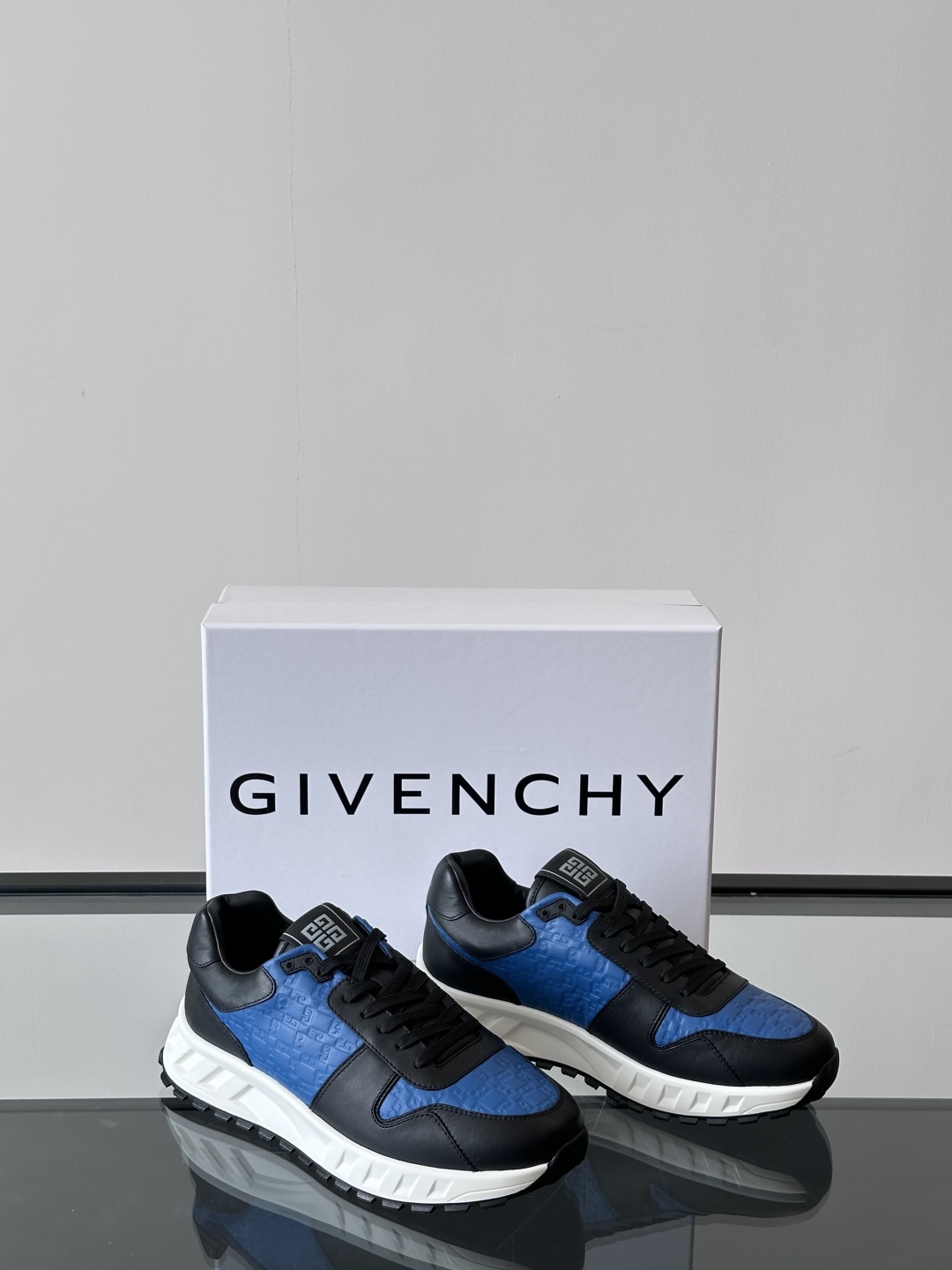 Givench*.纪梵希休闲运动鞋👞，采用进口小牛皮打造，鞋身印有纪梵希logo，内里小牛皮 舒适度高！