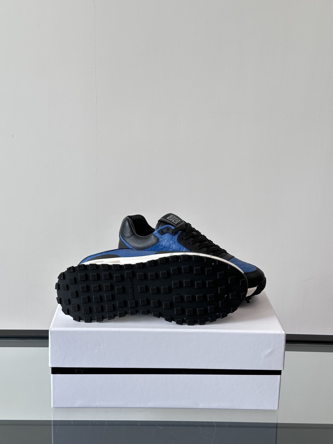 Givench*.纪梵希休闲运动鞋👞，采用进口小牛皮打造，鞋身印有纪梵希logo，内里小牛皮 舒适度高！