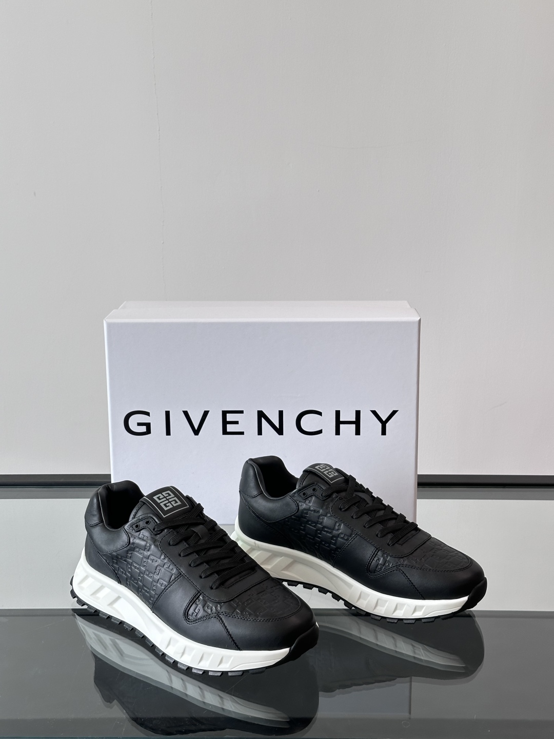 Givench*.纪梵希休闲运动鞋👞，采用进口小牛皮打造，鞋身印有纪梵希logo，内里小牛皮 舒适度高！