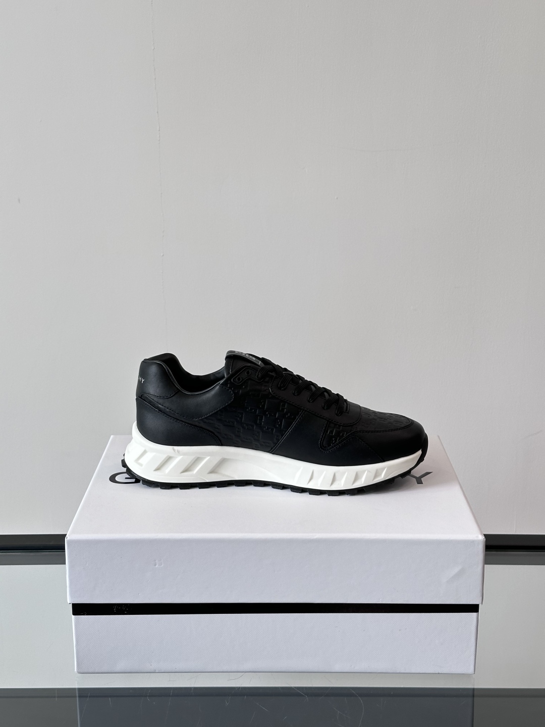 Givench*.纪梵希休闲运动鞋👞，采用进口小牛皮打造，鞋身印有纪梵希logo，内里小牛皮 舒适度高！