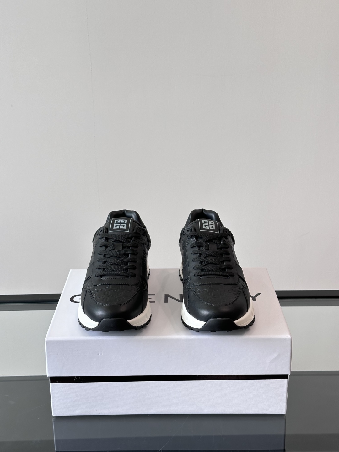 Givench*.纪梵希休闲运动鞋👞，采用进口小牛皮打造，鞋身印有纪梵希logo，内里小牛皮 舒适度高！