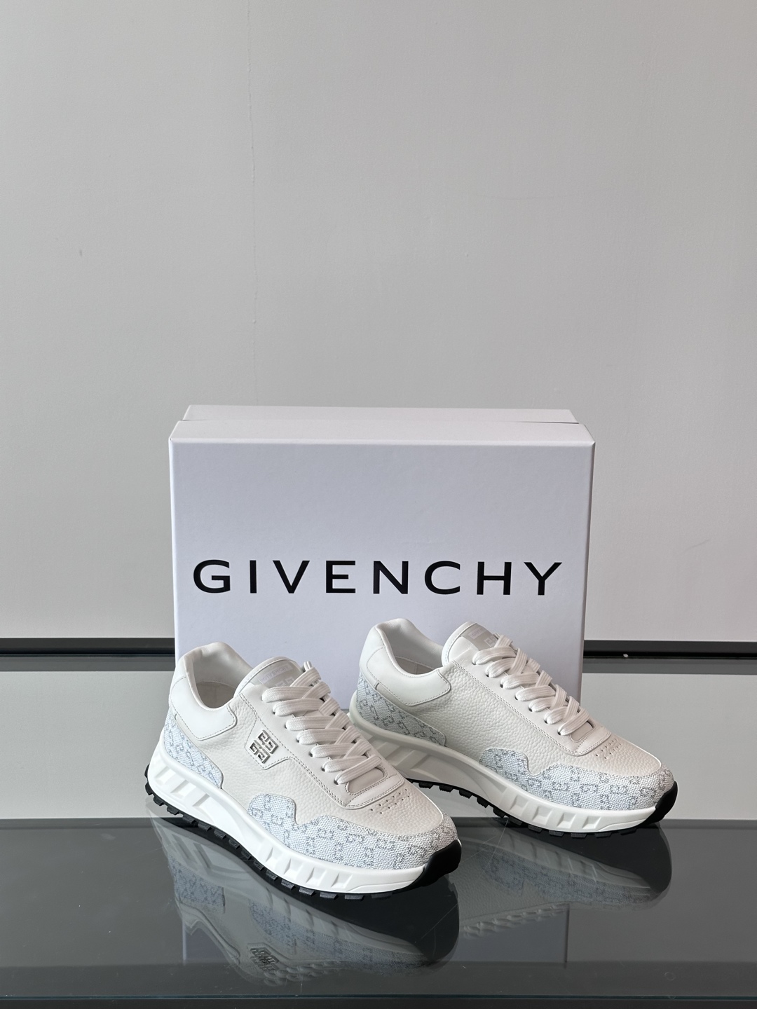 Givench*.纪梵希男士厚底休闲鞋，采用进口小牛皮拼接牛仔面料打造，拼色设计，鞋舌品牌logo装饰，