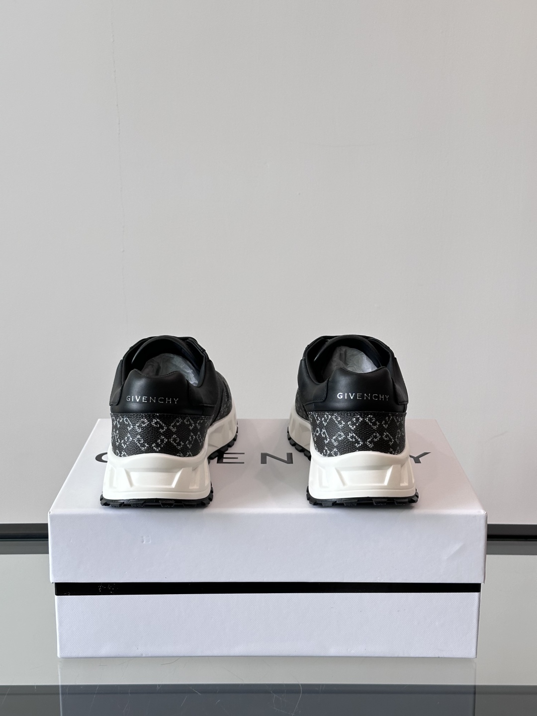 Givench*.纪梵希男士厚底休闲鞋，采用进口小牛皮拼接牛仔面料打造，拼色设计，鞋舌品牌logo装饰，
