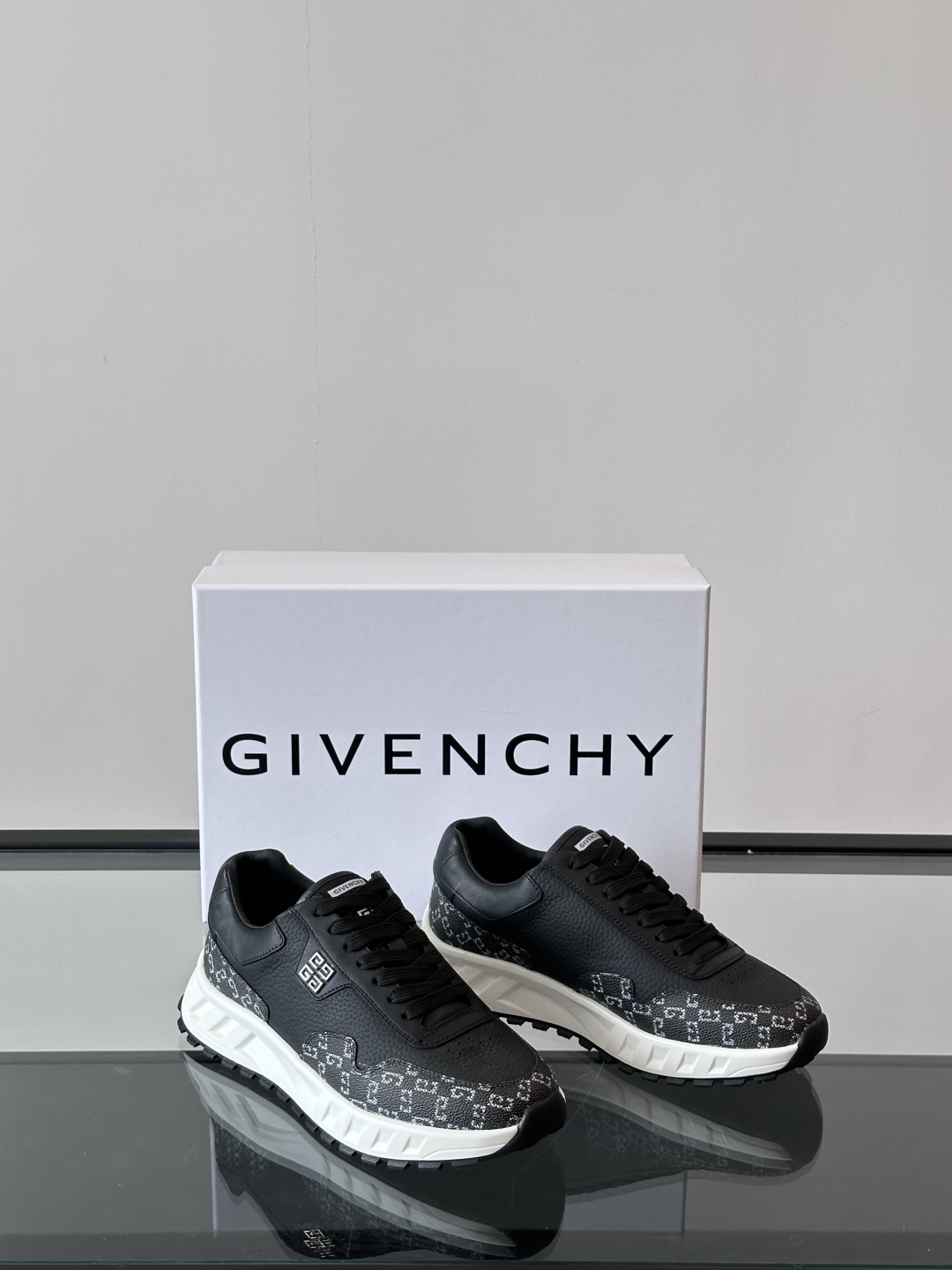Givench*.纪梵希男士厚底休闲鞋，采用进口小牛皮拼接牛仔面料打造，拼色设计，鞋舌品牌logo装饰，