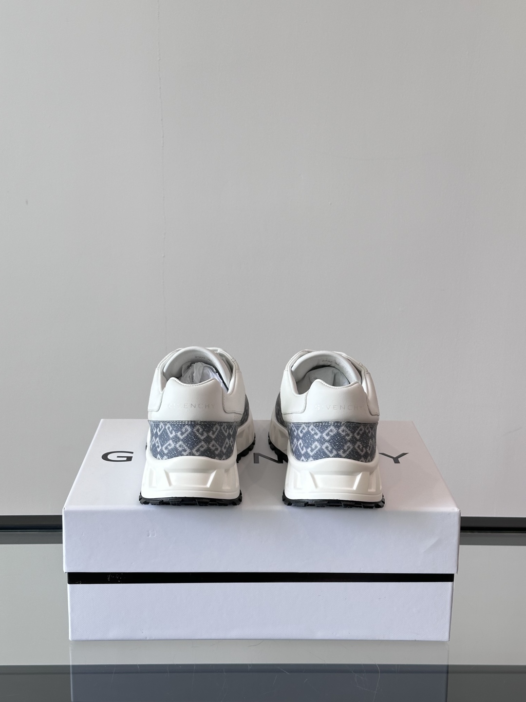 Givench*.纪梵希男士厚底休闲鞋，采用进口小牛皮拼接牛仔面料打造，拼色设计，鞋舌品牌logo装饰，