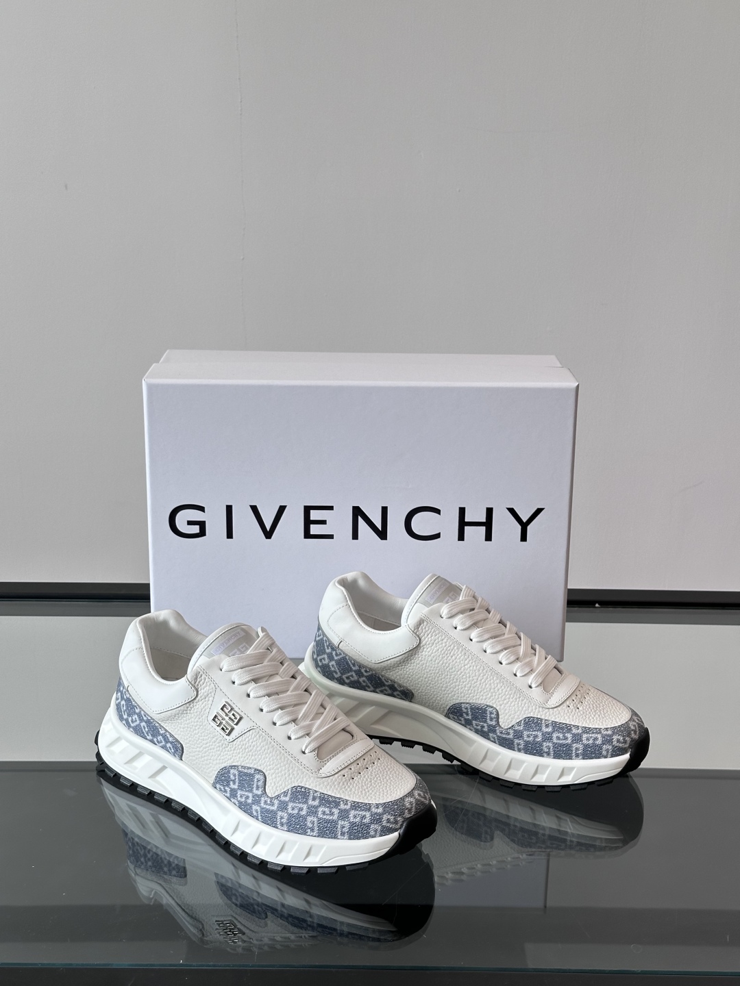 Givench*.纪梵希男士厚底休闲鞋，采用进口小牛皮拼接牛仔面料打造，拼色设计，鞋舌品牌logo装饰，