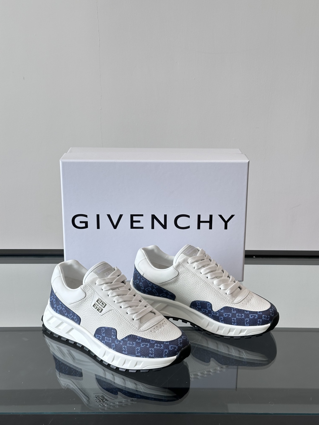 Givench*.纪梵希男士厚底休闲鞋，采用进口小牛皮拼接牛仔面料打造，拼色设计，鞋舌品牌logo装饰，