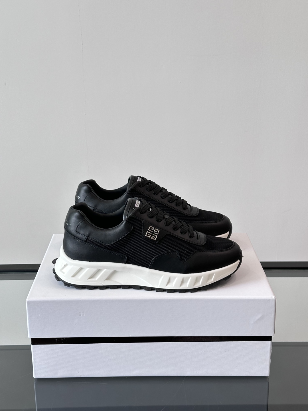 Givench*.纪梵希休闲运动鞋👟，采用进口小牛皮打造，鞋身饰有纪梵希金属logo，内里小牛皮 舒适度