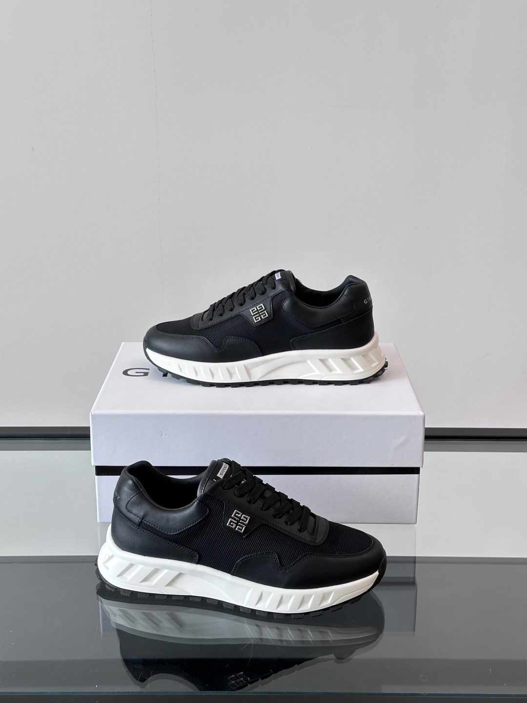 Givench*.纪梵希休闲运动鞋👟，采用进口小牛皮打造，鞋身饰有纪梵希金属logo，内里小牛皮 舒适度