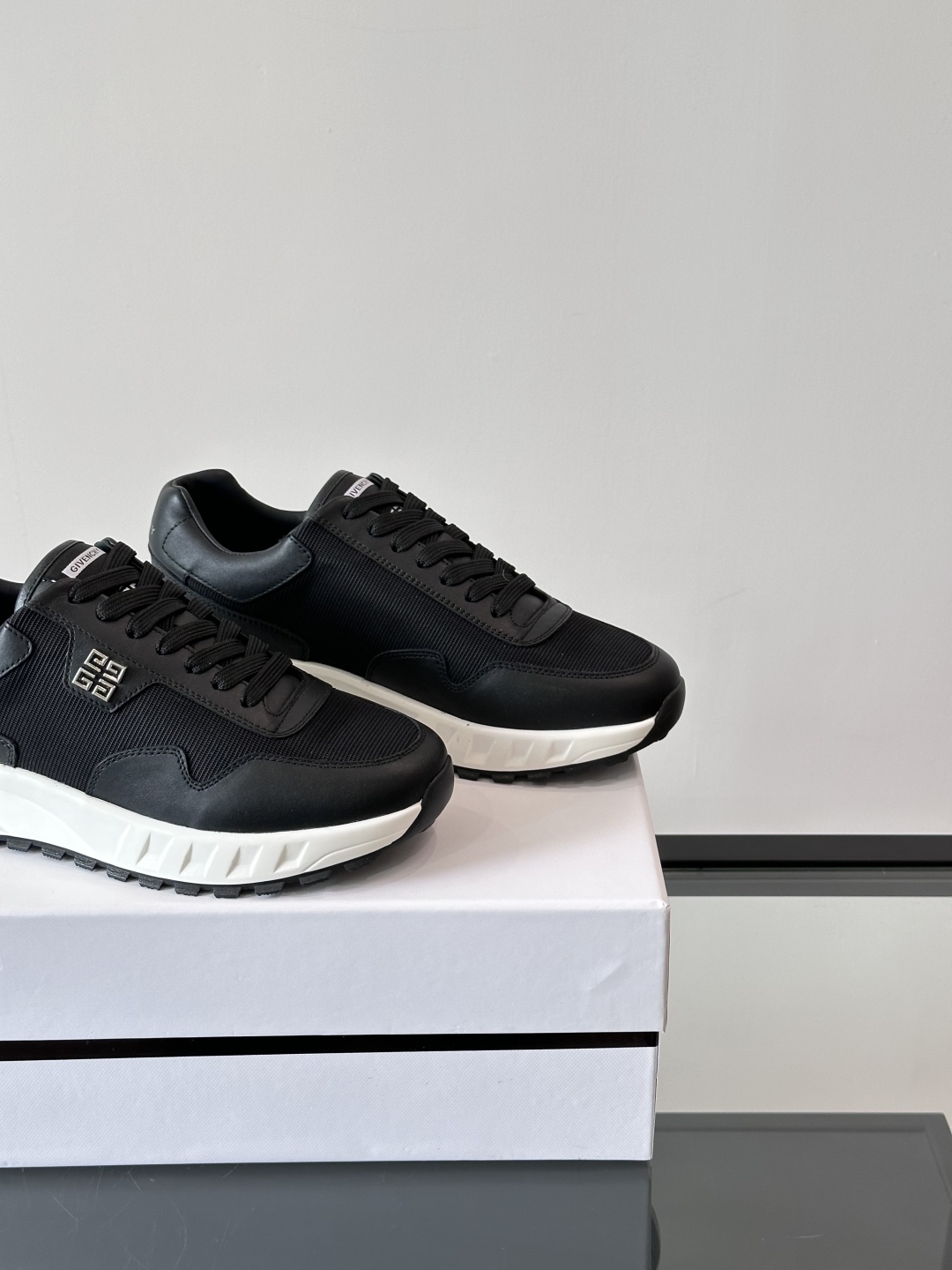 Givench*.纪梵希休闲运动鞋👟，采用进口小牛皮打造，鞋身饰有纪梵希金属logo，内里小牛皮 舒适度
