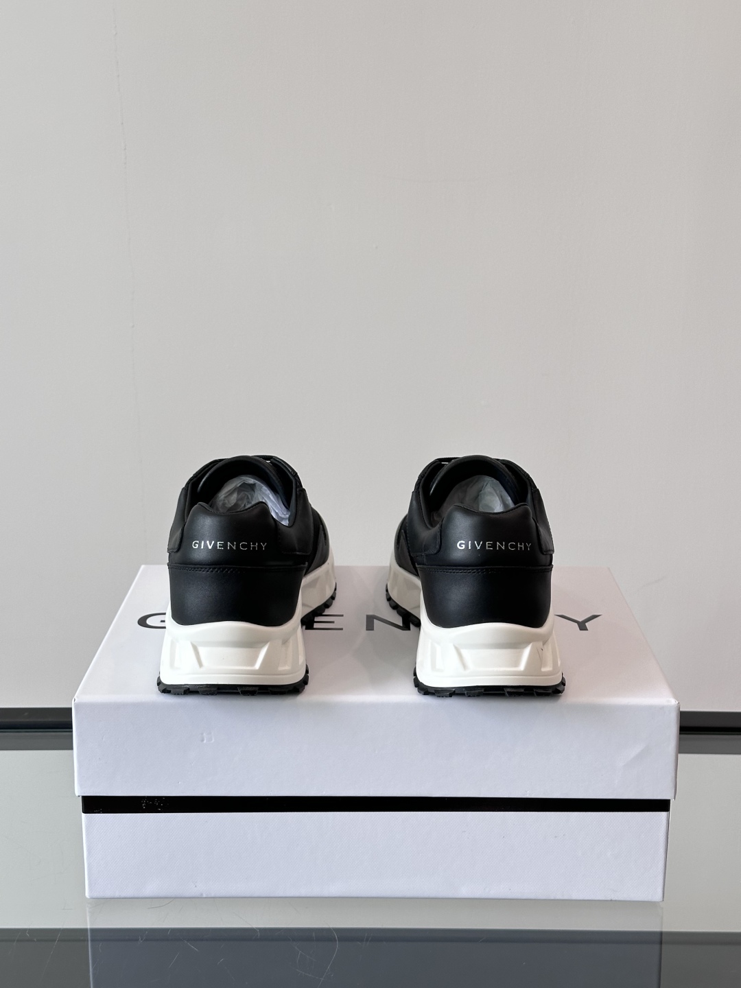 Givench*.纪梵希休闲运动鞋👟，采用进口小牛皮打造，鞋身饰有纪梵希金属logo，内里小牛皮 舒适度