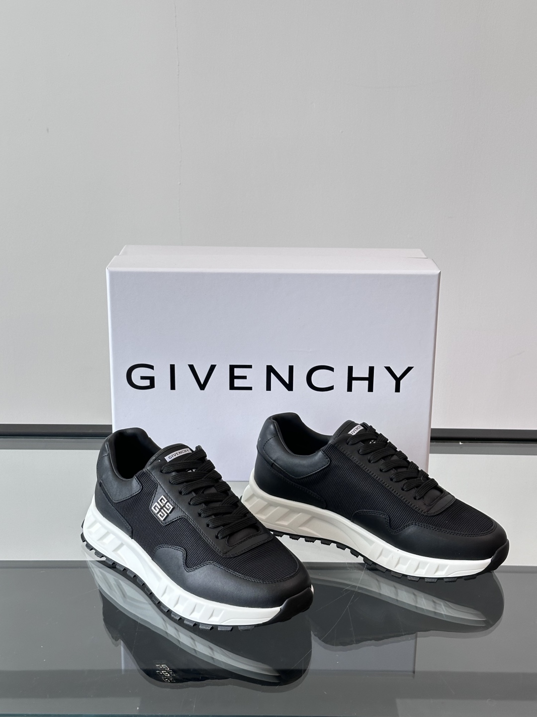 Givench*.纪梵希休闲运动鞋👟，采用进口小牛皮打造，鞋身饰有纪梵希金属logo，内里小牛皮 舒适度