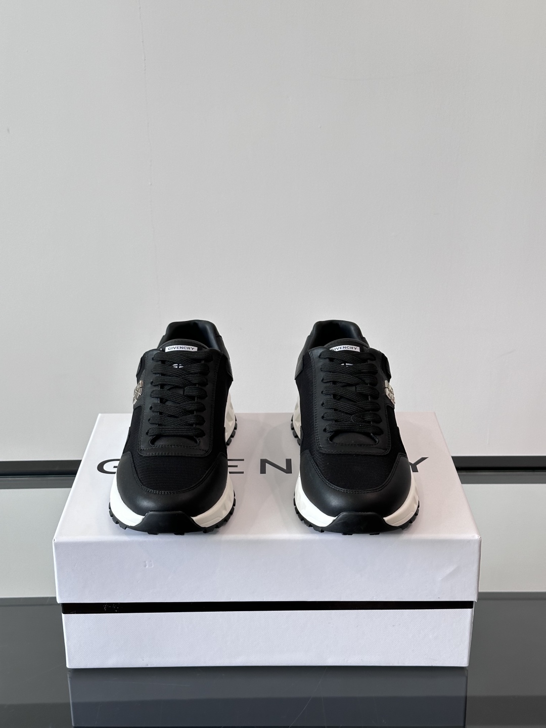 Givench*.纪梵希休闲运动鞋👟，采用进口小牛皮打造，鞋身饰有纪梵希金属logo，内里小牛皮 舒适度