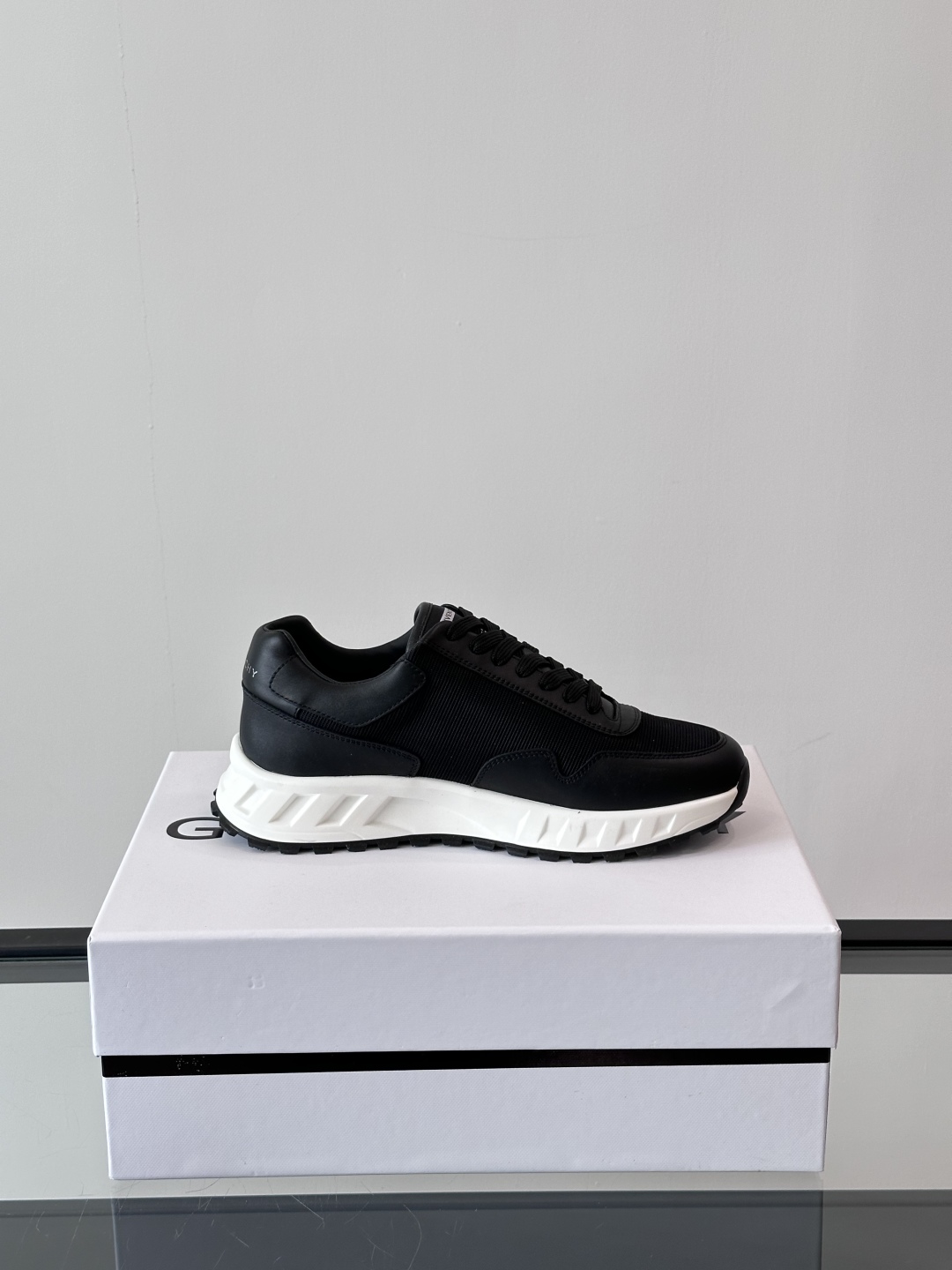 Givench*.纪梵希休闲运动鞋👟，采用进口小牛皮打造，鞋身饰有纪梵希金属logo，内里小牛皮 舒适度
