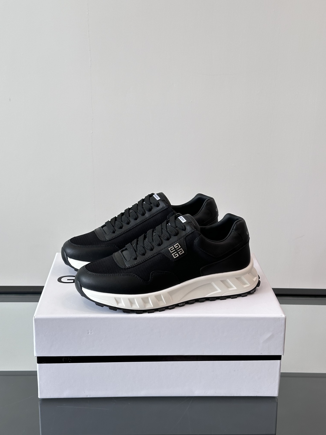 Givench*.纪梵希休闲运动鞋👟，采用进口小牛皮打造，鞋身饰有纪梵希金属logo，内里小牛皮 舒适度