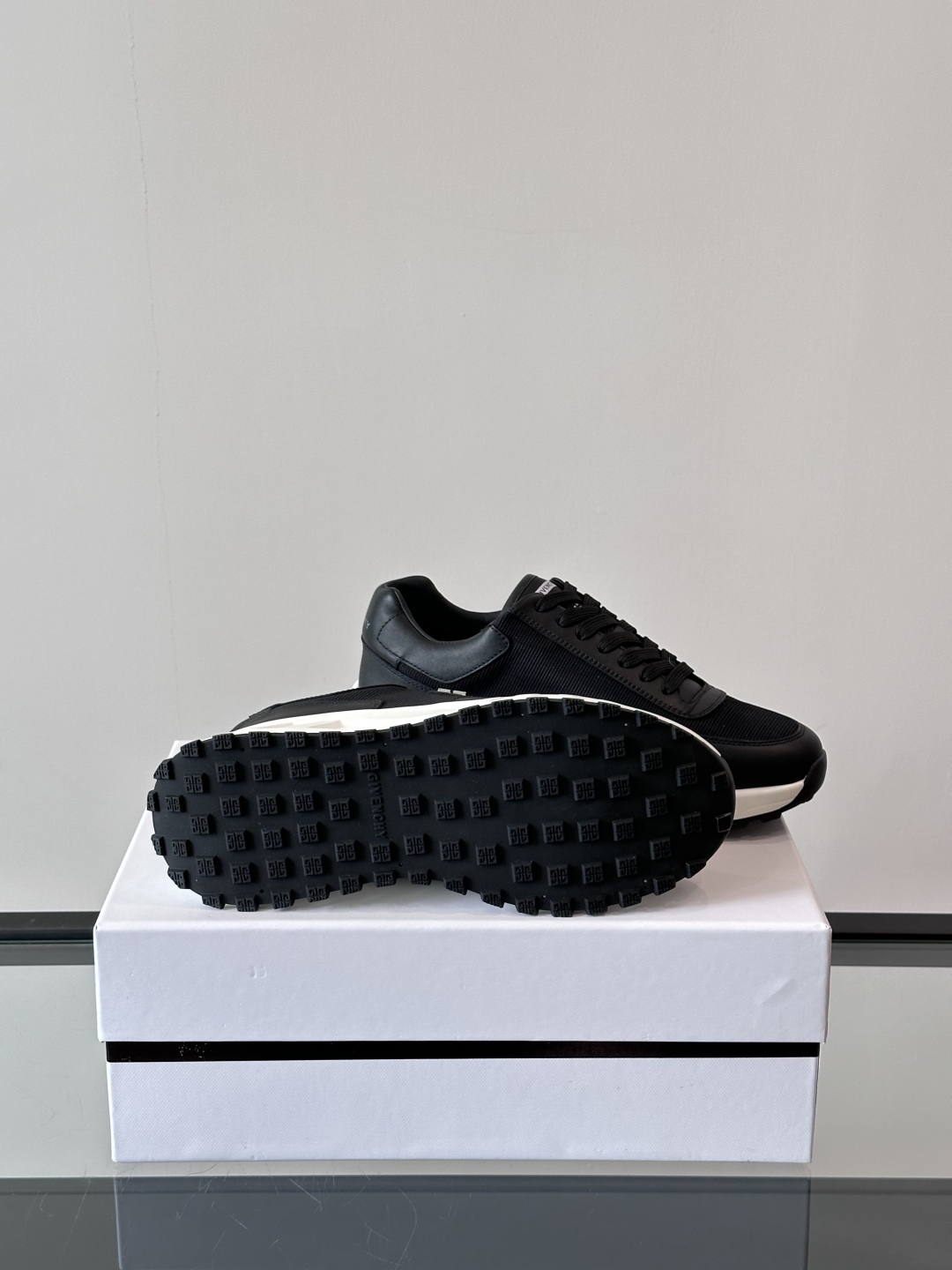 Givench*.纪梵希休闲运动鞋👟，采用进口小牛皮打造，鞋身饰有纪梵希金属logo，内里小牛皮 舒适度