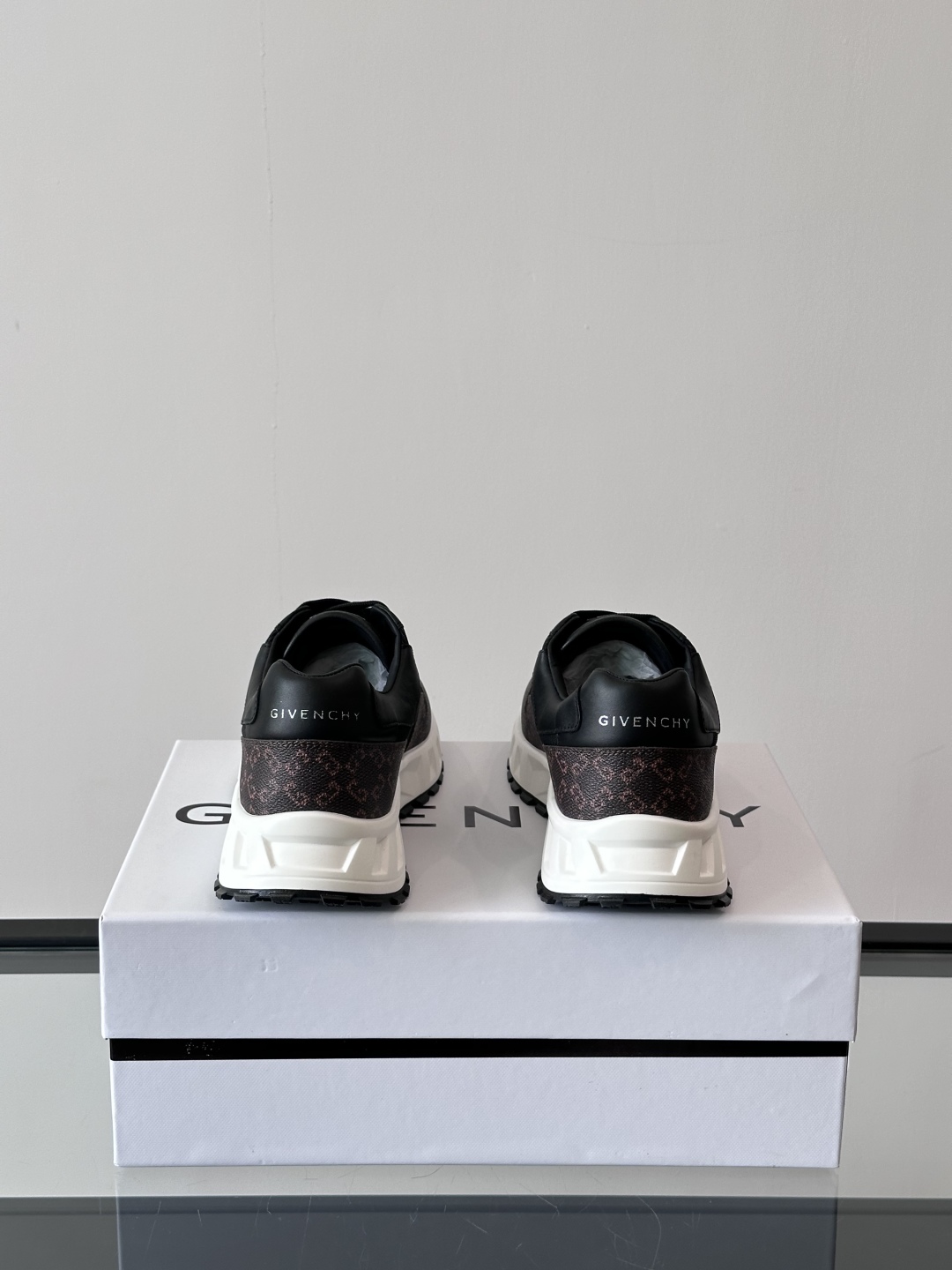 Givench*.纪梵希休闲运动鞋👟，采用进口小牛皮打造，鞋身饰有纪梵希金属logo，内里小牛皮 舒适度