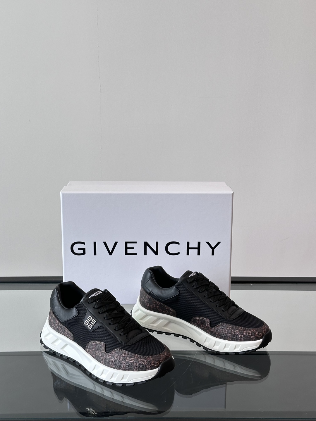 Givench*.纪梵希休闲运动鞋👟，采用进口小牛皮打造，鞋身饰有纪梵希金属logo，内里小牛皮 舒适度
