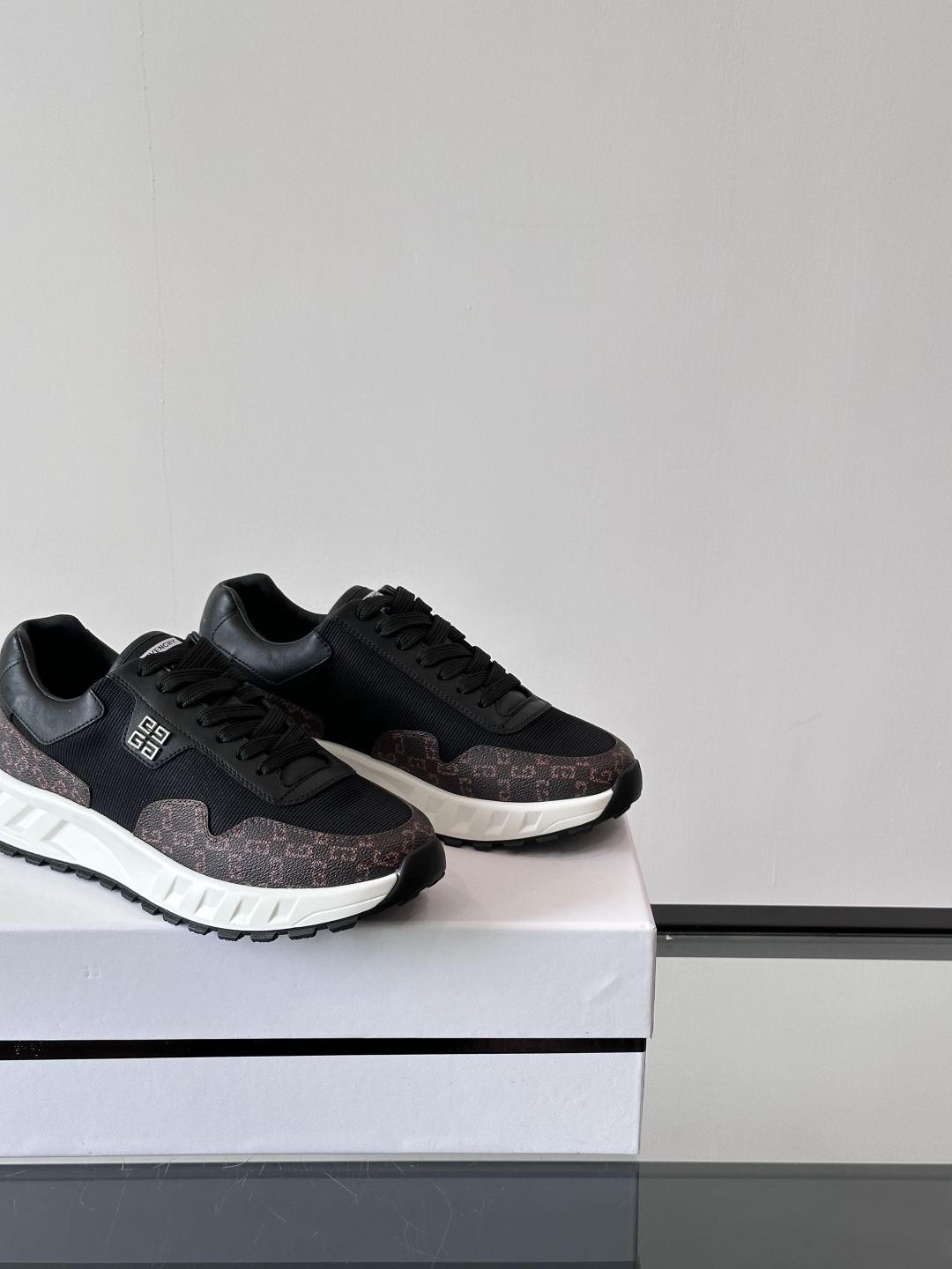 Givench*.纪梵希休闲运动鞋👟，采用进口小牛皮打造，鞋身饰有纪梵希金属logo，内里小牛皮 舒适度