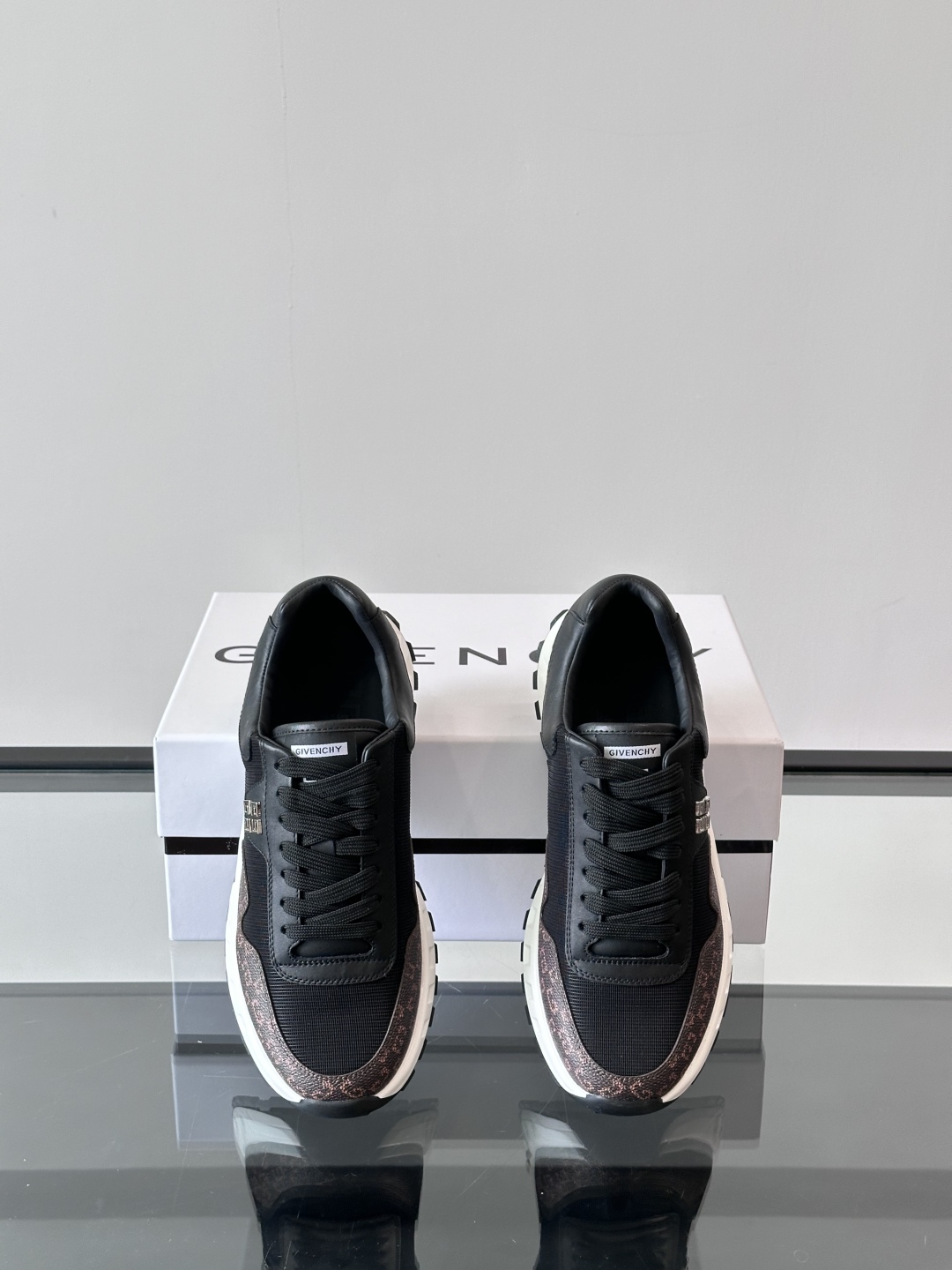 Givench*.纪梵希休闲运动鞋👟，采用进口小牛皮打造，鞋身饰有纪梵希金属logo，内里小牛皮 舒适度