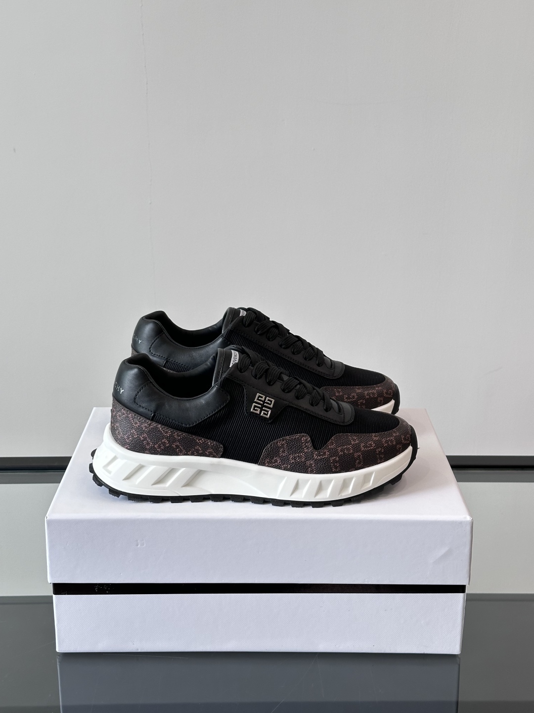Givench*.纪梵希休闲运动鞋👟，采用进口小牛皮打造，鞋身饰有纪梵希金属logo，内里小牛皮 舒适度