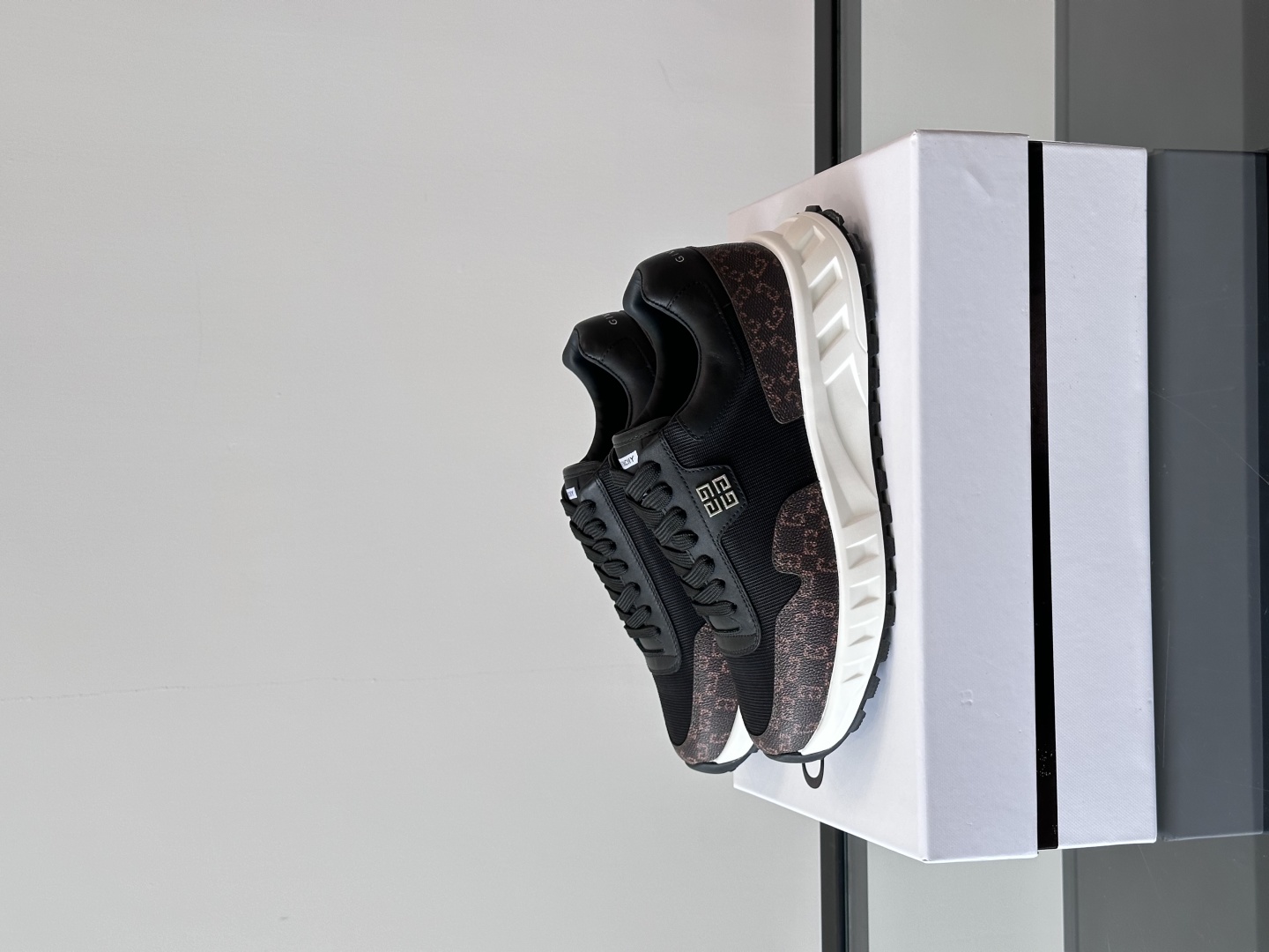 Givench*.纪梵希休闲运动鞋👟，采用进口小牛皮打造，鞋身饰有纪梵希金属logo，内里小牛皮 舒适度