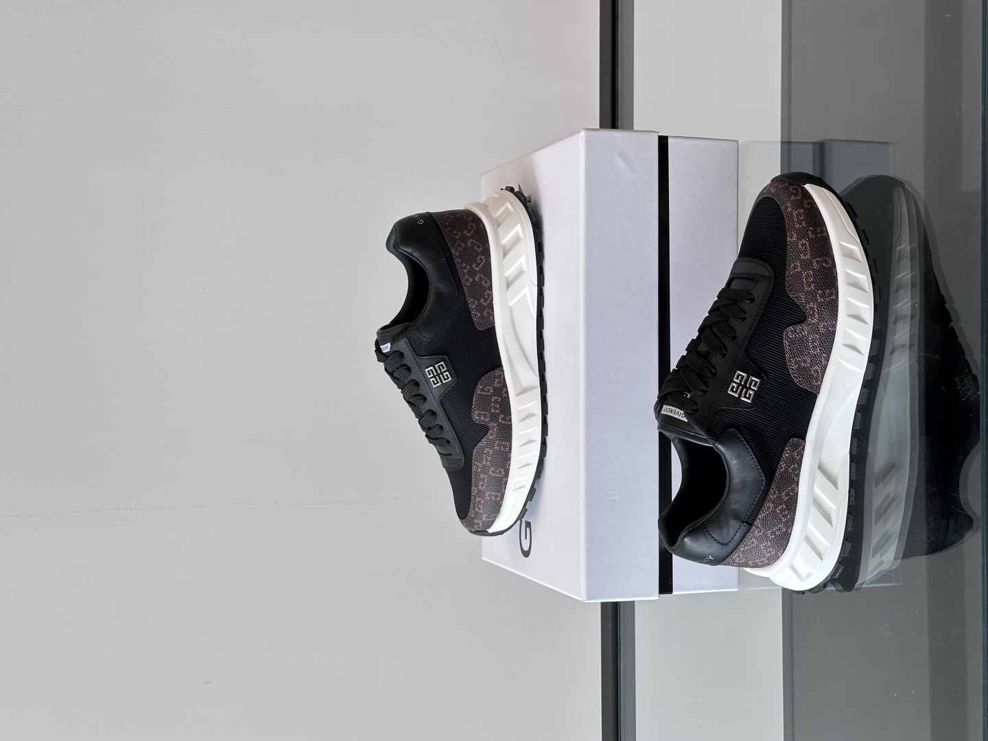 Givench*.纪梵希休闲运动鞋👟，采用进口小牛皮打造，鞋身饰有纪梵希金属logo，内里小牛皮 舒适度