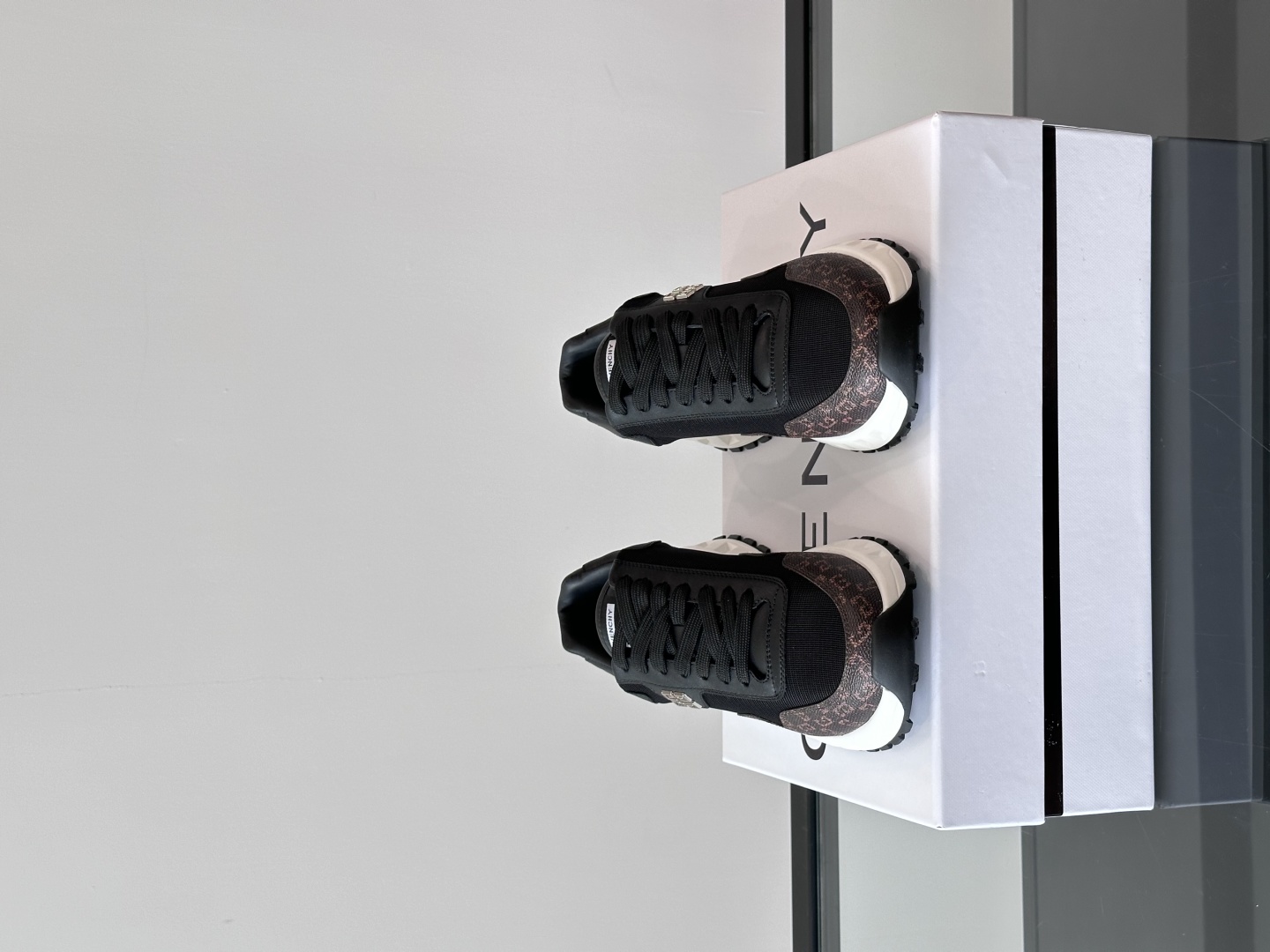 Givench*.纪梵希休闲运动鞋👟，采用进口小牛皮打造，鞋身饰有纪梵希金属logo，内里小牛皮 舒适度