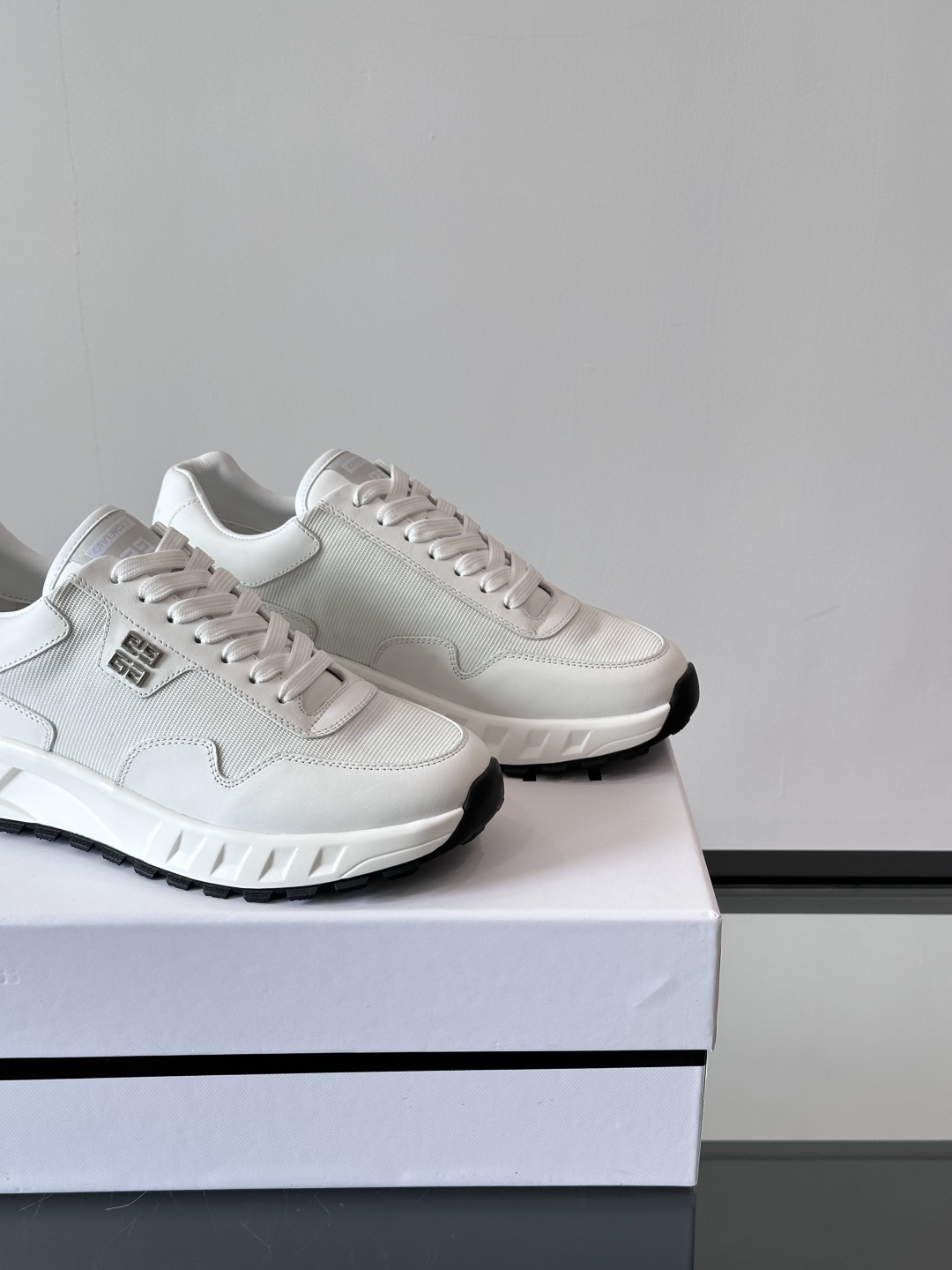 Givench*.纪梵希休闲运动鞋👟，采用进口小牛皮打造，鞋身饰有纪梵希金属logo，内里小牛皮 舒适度
