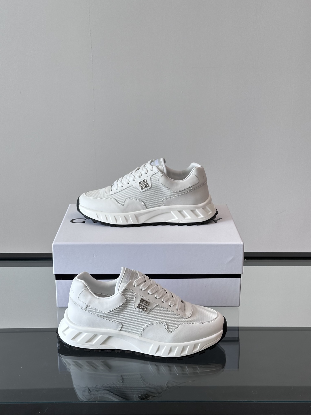 Givench*.纪梵希休闲运动鞋👟，采用进口小牛皮打造，鞋身饰有纪梵希金属logo，内里小牛皮 舒适度