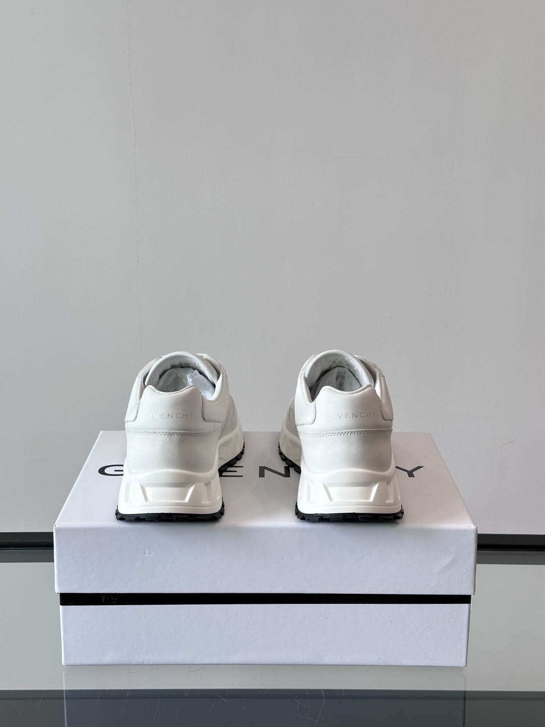 Givench*.纪梵希休闲运动鞋👟，采用进口小牛皮打造，鞋身饰有纪梵希金属logo，内里小牛皮 舒适度
