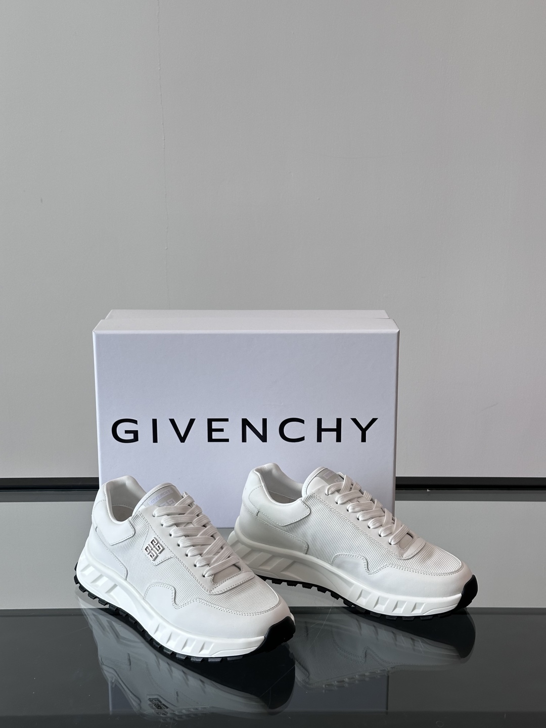 Givench*.纪梵希休闲运动鞋👟，采用进口小牛皮打造，鞋身饰有纪梵希金属logo，内里小牛皮 舒适度
