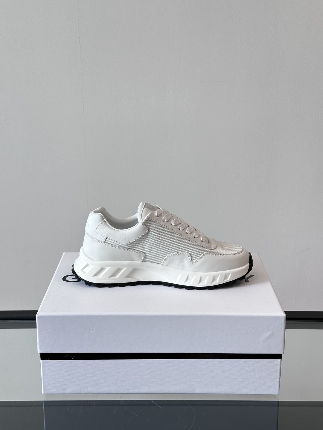 Givench*.纪梵希休闲运动鞋👟，采用进口小牛皮打造，鞋身饰有纪梵希金属logo，内里小牛皮 舒适度