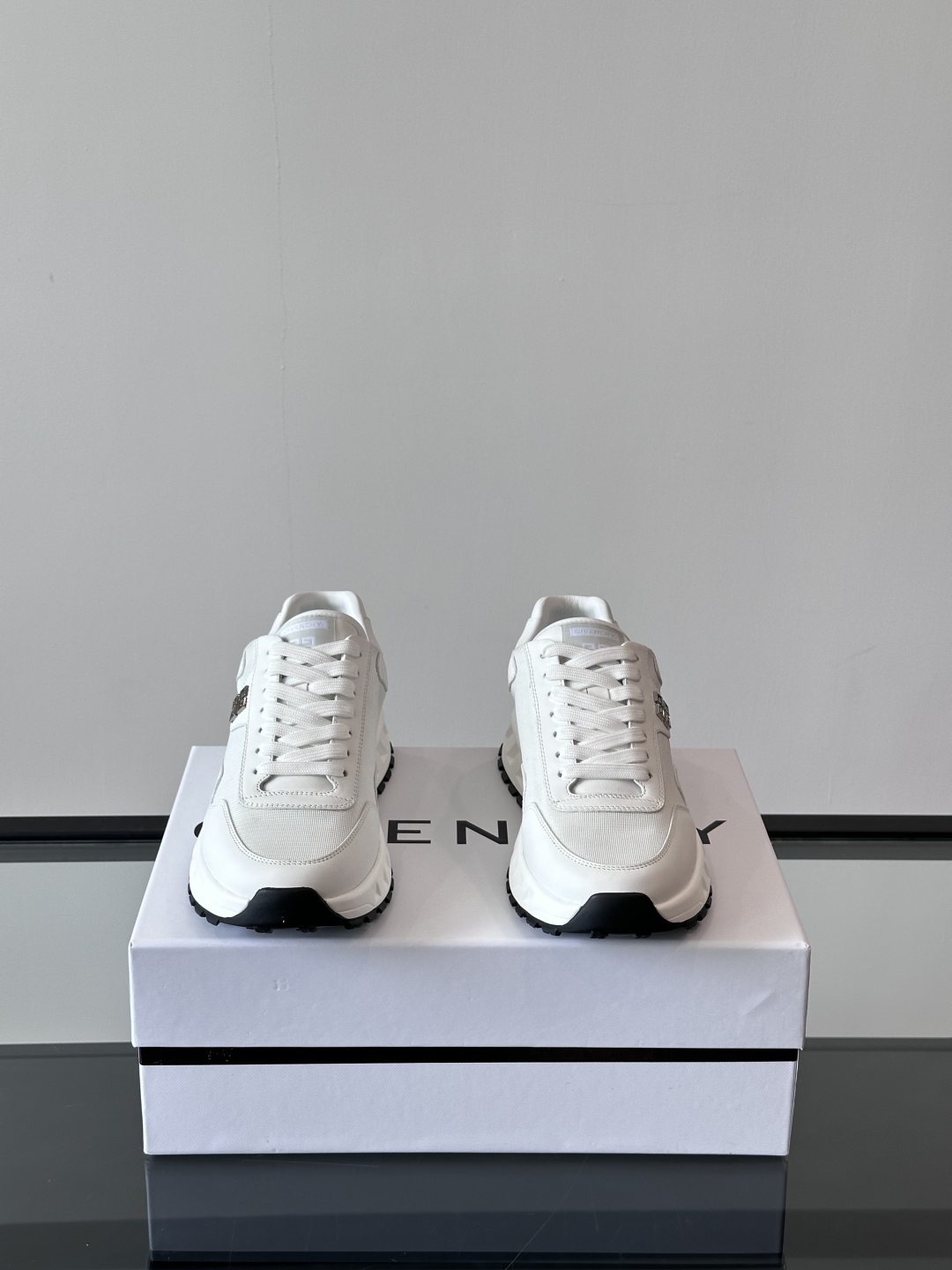 Givench*.纪梵希休闲运动鞋👟，采用进口小牛皮打造，鞋身饰有纪梵希金属logo，内里小牛皮 舒适度