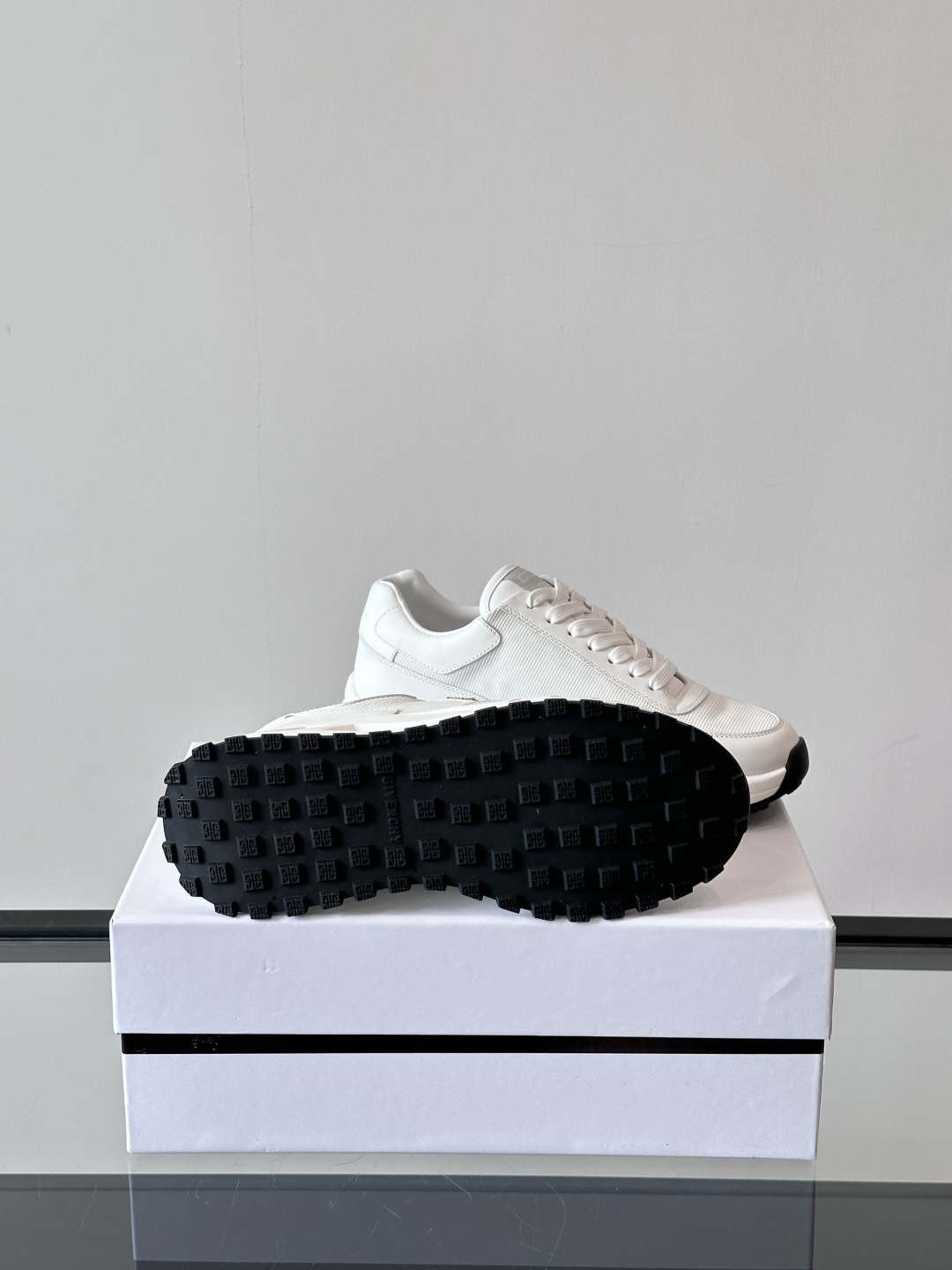 Givench*.纪梵希休闲运动鞋👟，采用进口小牛皮打造，鞋身饰有纪梵希金属logo，内里小牛皮 舒适度