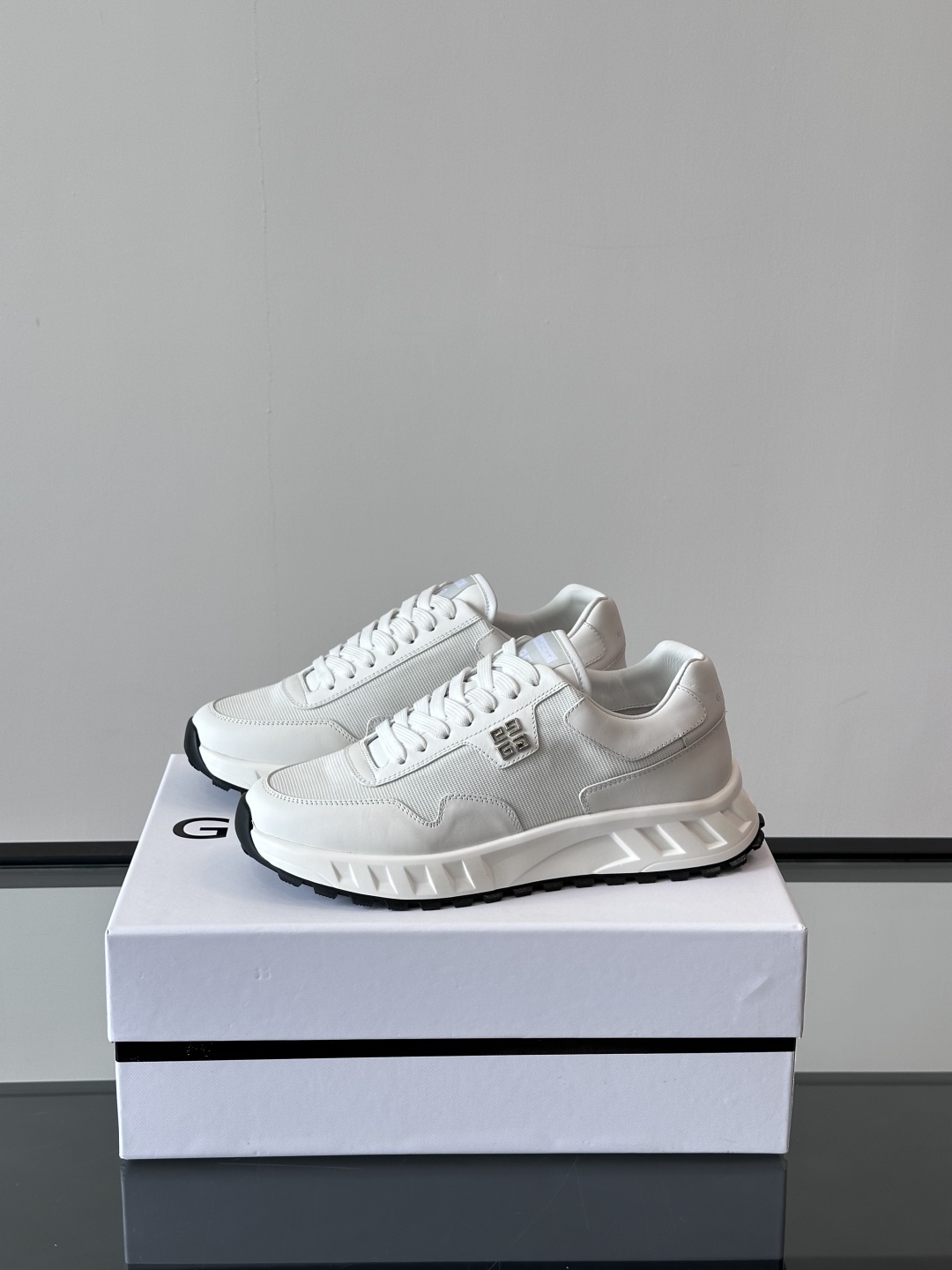 Givench*.纪梵希休闲运动鞋👟，采用进口小牛皮打造，鞋身饰有纪梵希金属logo，内里小牛皮 舒适度