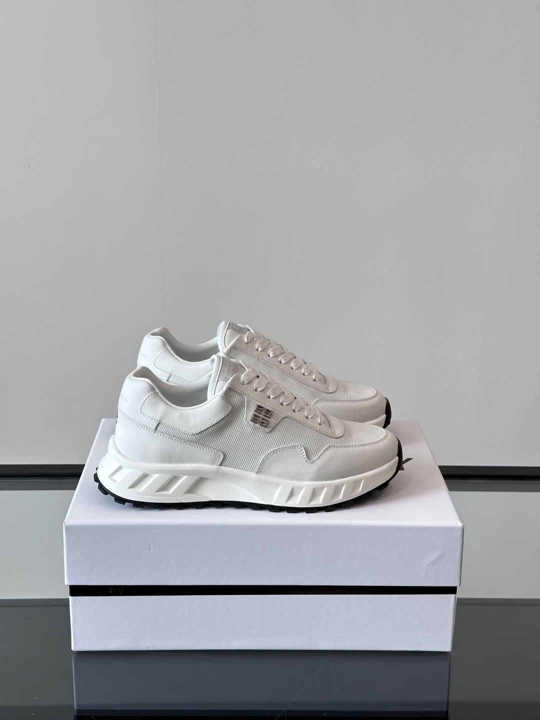 Givench*.纪梵希休闲运动鞋👟，采用进口小牛皮打造，鞋身饰有纪梵希金属logo，内里小牛皮 舒适度