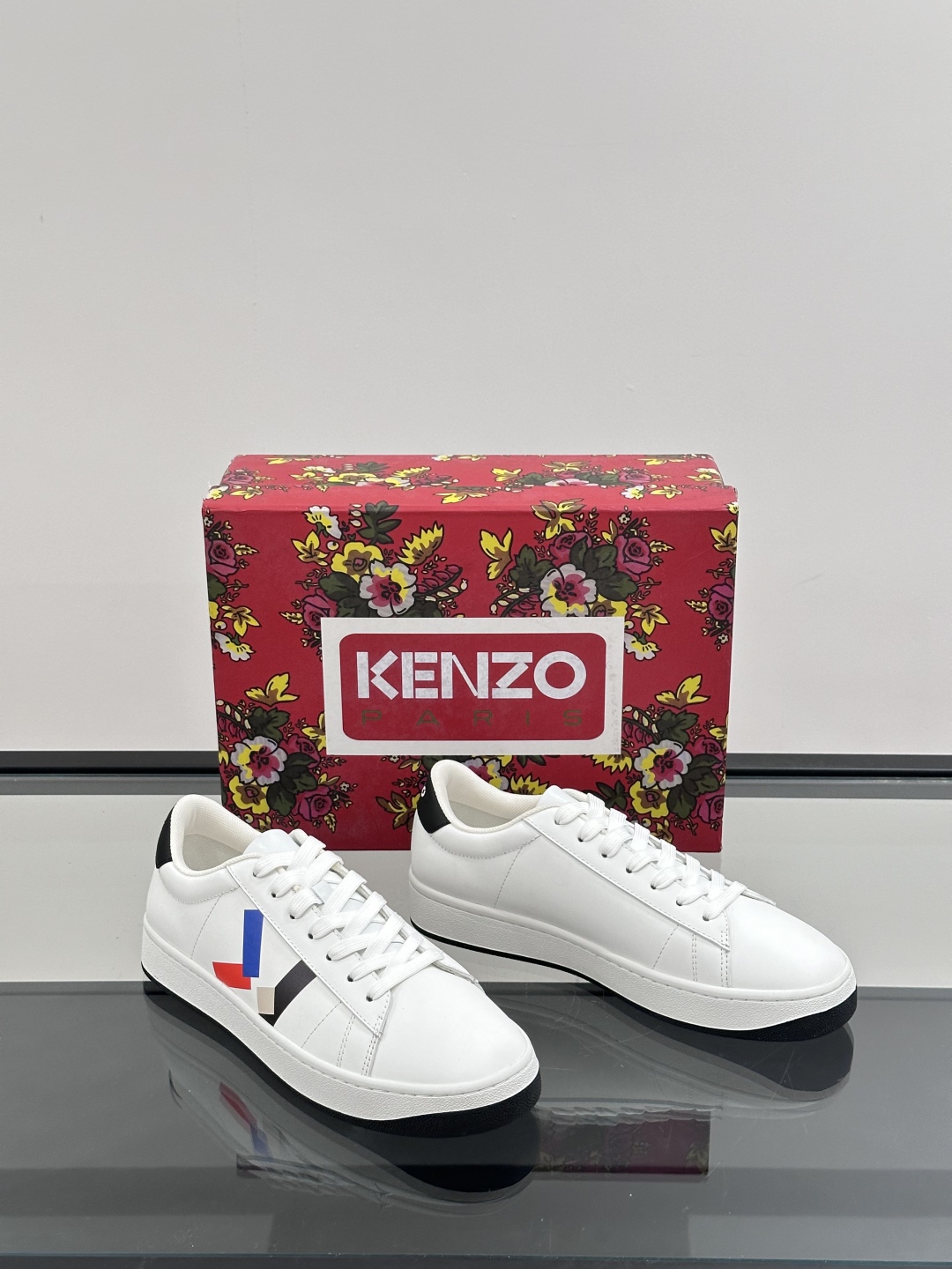 KENZO 男士经典休闲运动鞋，进口头层小牛皮制作，皮质超软，脚感舒适，原版TPU轻质大底轻盈耐磨！纯手