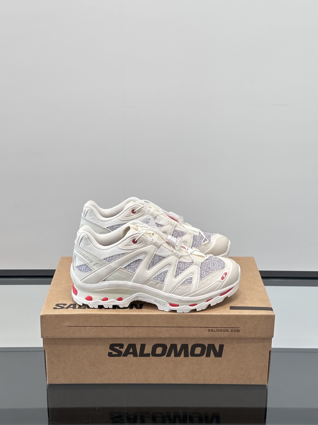 Salomon PANHUI蟠虺quest蛇年限定👉🏻这个配色我觉得不管是不是本命年都得入一双🌸
整体鞋