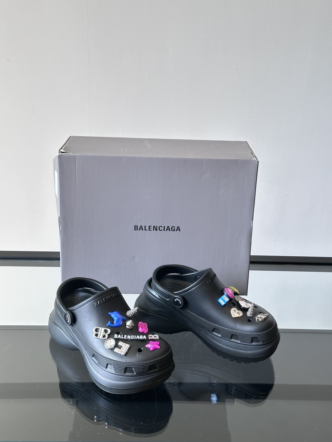 𝐁𝐚𝐥𝐞𝐧𝐜𝐢𝐚𝐠𝐚 𝐱 𝐂𝐫𝐨𝐜𝐬 巴黎世家联名卡骆驰情侣款#CROCS MULE JIBBITZ洞洞