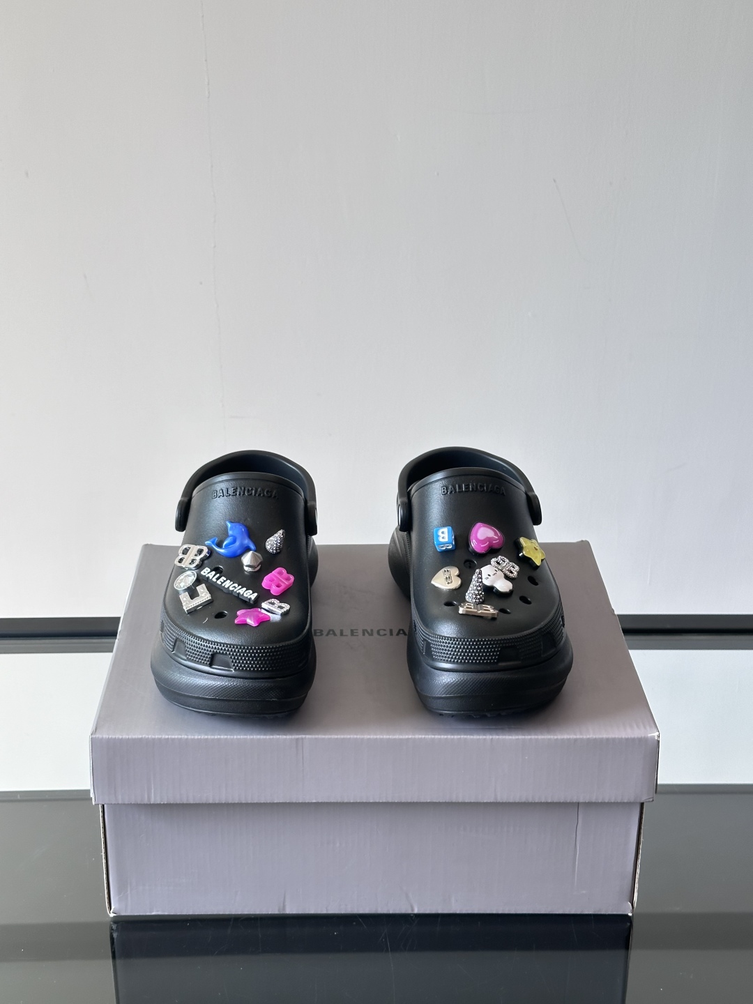 𝐁𝐚𝐥𝐞𝐧𝐜𝐢𝐚𝐠𝐚 𝐱 𝐂𝐫𝐨𝐜𝐬 巴黎世家联名卡骆驰情侣款#CROCS MULE JIBBITZ洞洞
