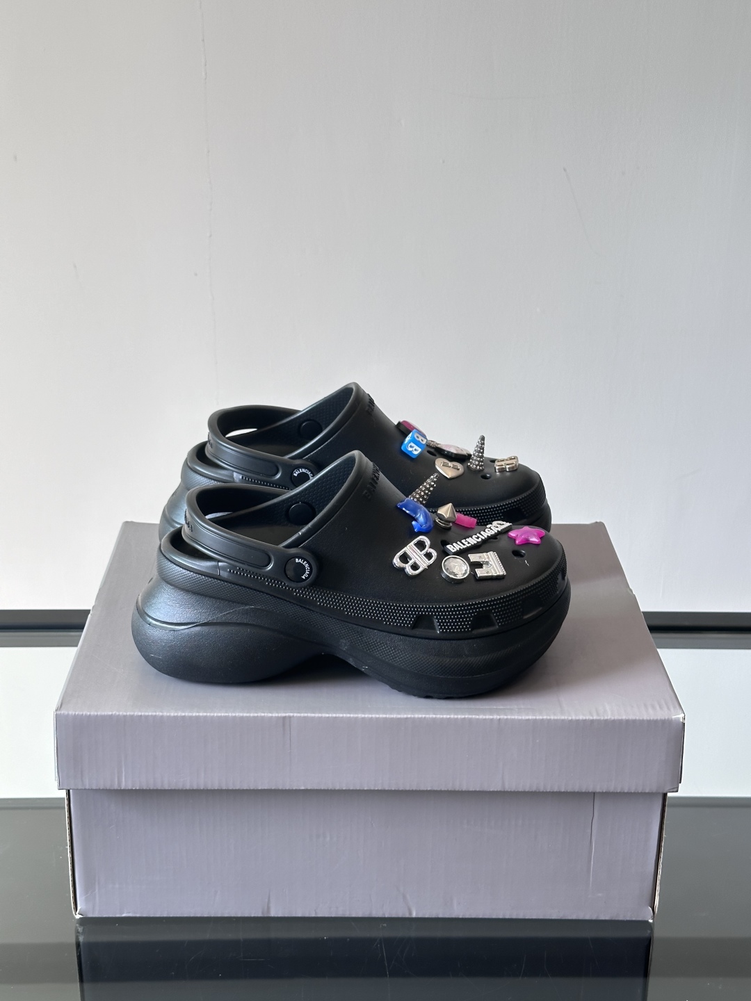 𝐁𝐚𝐥𝐞𝐧𝐜𝐢𝐚𝐠𝐚 𝐱 𝐂𝐫𝐨𝐜𝐬 巴黎世家联名卡骆驰情侣款#CROCS MULE JIBBITZ洞洞