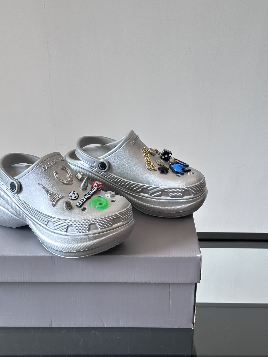 𝐁𝐚𝐥𝐞𝐧𝐜𝐢𝐚𝐠𝐚 𝐱 𝐂𝐫𝐨𝐜𝐬 巴黎世家联名卡骆驰情侣款#CROCS MULE JIBBITZ洞洞