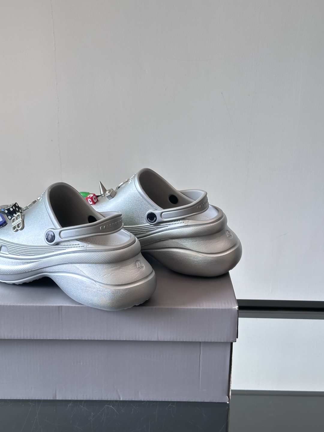 𝐁𝐚𝐥𝐞𝐧𝐜𝐢𝐚𝐠𝐚 𝐱 𝐂𝐫𝐨𝐜𝐬 巴黎世家联名卡骆驰情侣款#CROCS MULE JIBBITZ洞洞