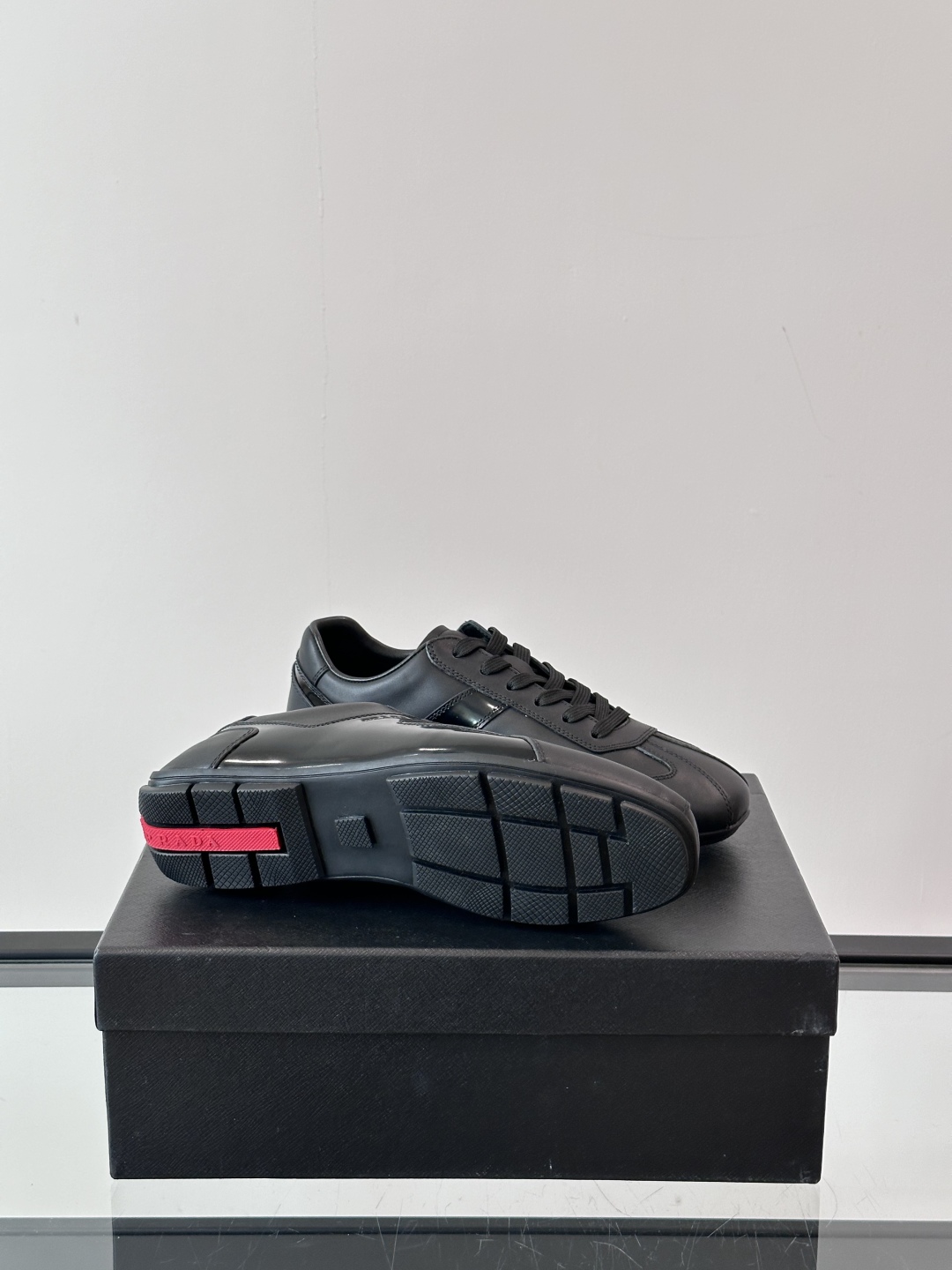  𝐏𝐑𝐀𝐃𝐀普拉达走秀款轻便薄底新款德训鞋 休闲鞋👟大底开模TPU！不做橡胶！鞋面麂皮有肌理感，内里羊皮