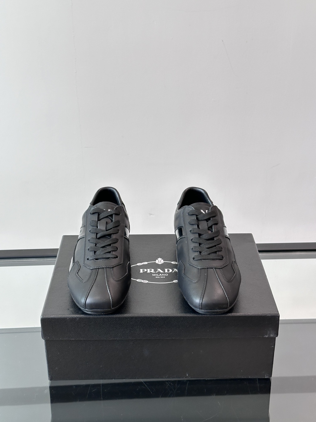  𝐏𝐑𝐀𝐃𝐀普拉达走秀款轻便薄底新款德训鞋 休闲鞋👟大底开模TPU！不做橡胶！鞋面麂皮有肌理感，内里羊皮