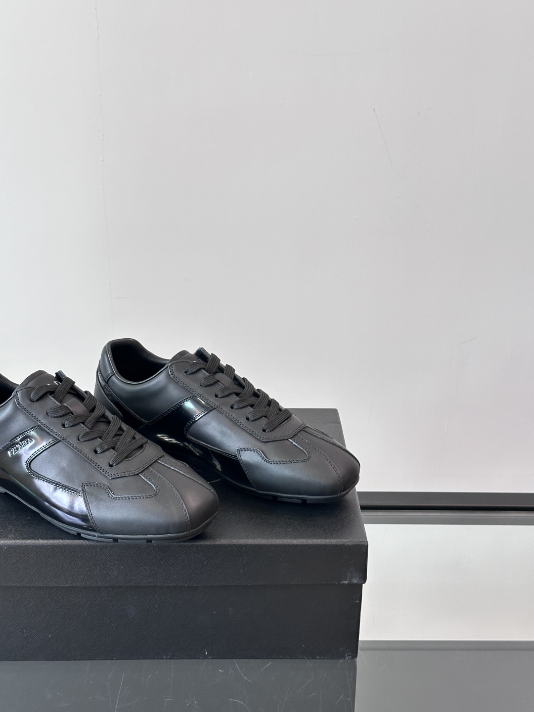  𝐏𝐑𝐀𝐃𝐀普拉达走秀款轻便薄底新款德训鞋 休闲鞋👟大底开模TPU！不做橡胶！鞋面麂皮有肌理感，内里羊皮