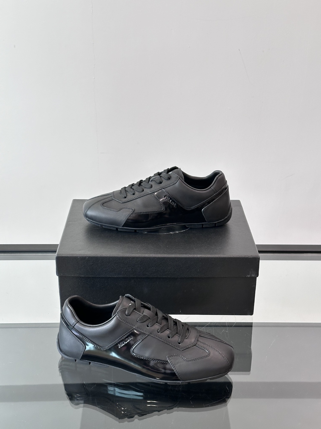  𝐏𝐑𝐀𝐃𝐀普拉达走秀款轻便薄底新款德训鞋 休闲鞋👟大底开模TPU！不做橡胶！鞋面麂皮有肌理感，内里羊皮